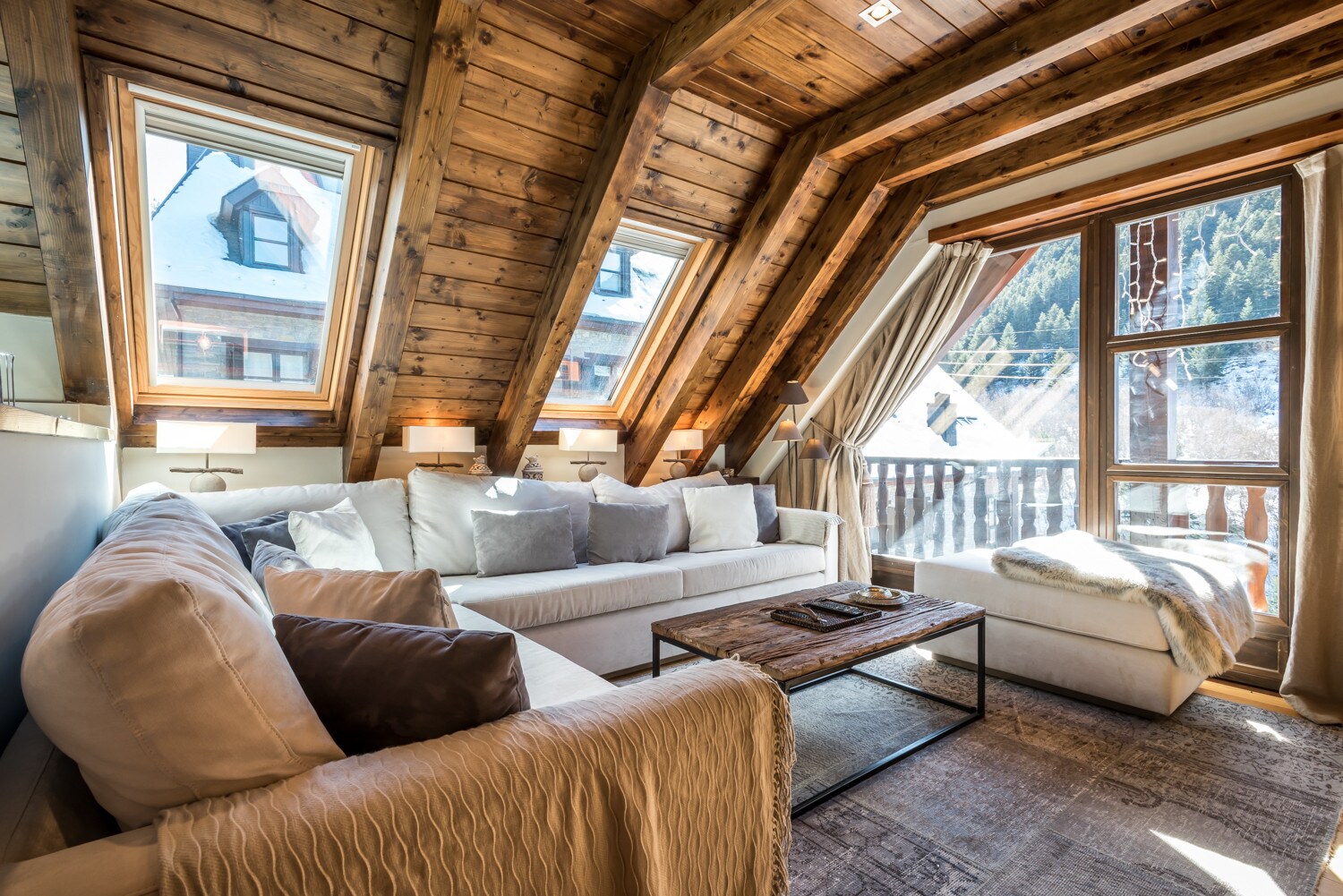 Marmotes by Totiaran is composed of a living room with kitchenette, 4 bedrooms and 3 bathrooms, in the urbanization of Val de Ruda, Baqueira, at the foot of the slopes.
