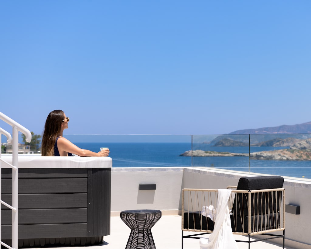 Cool down after a soak in the bubbling Jacuzzi