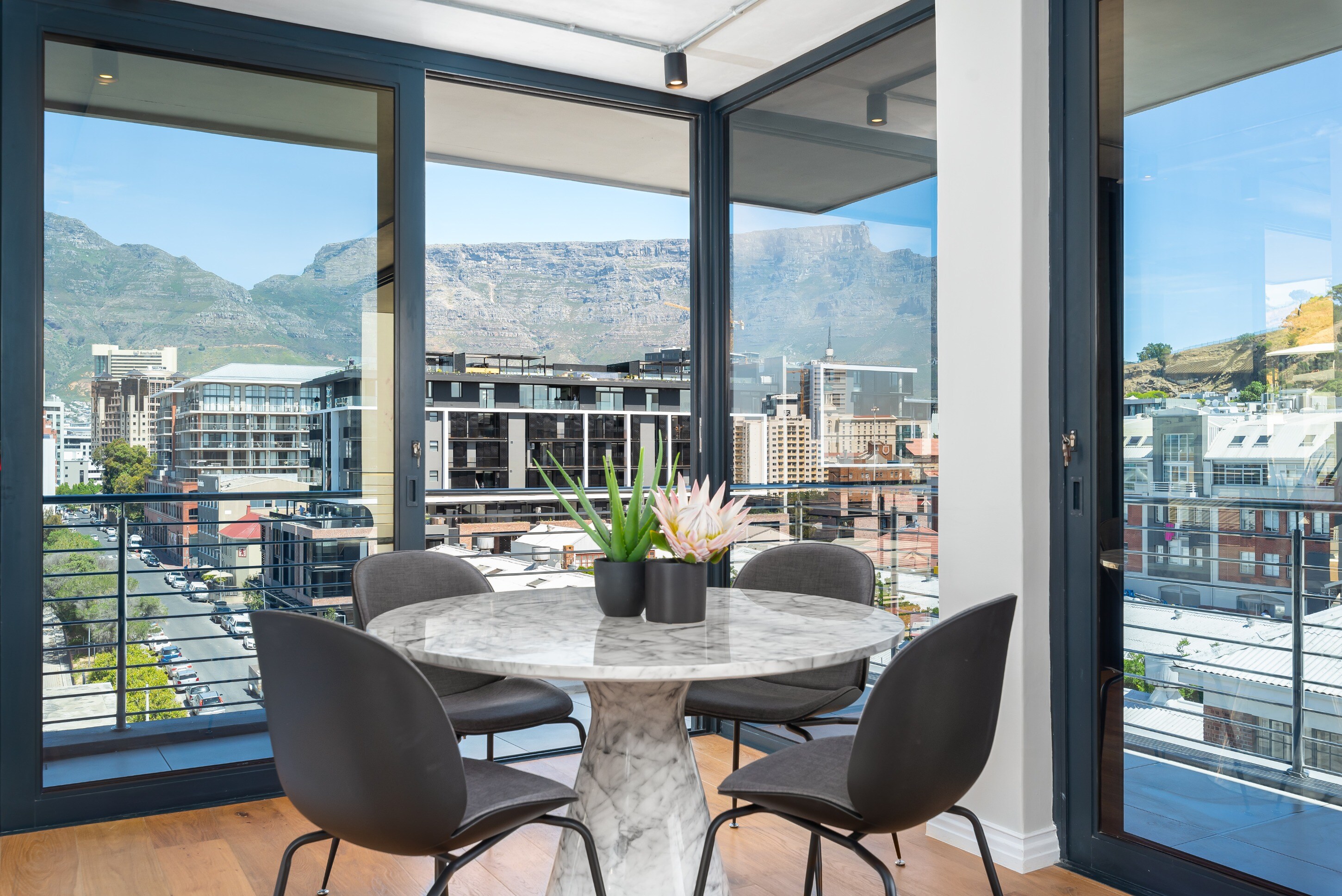 Property Image 2 - Luxury in De Waterkant: Panoramic Mountain Views Property Image 2 - Luxury in De Waterkant: Panoramic Mountain Views