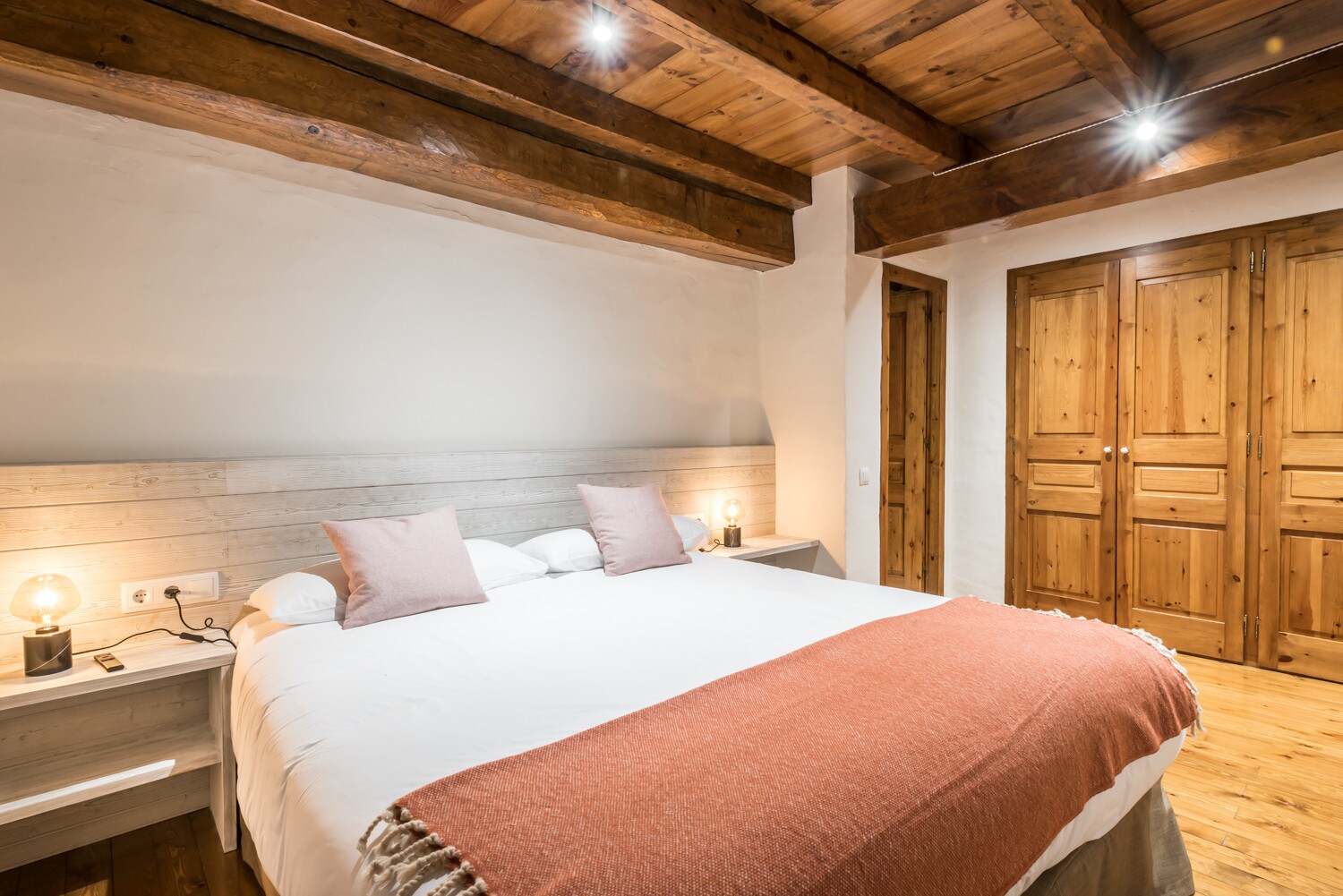Riu Nere  cozy apartment  3 bedrooms 9 people,in Pleta de Jus at Baqueira ,next to the ski chairlift of Baqueira.