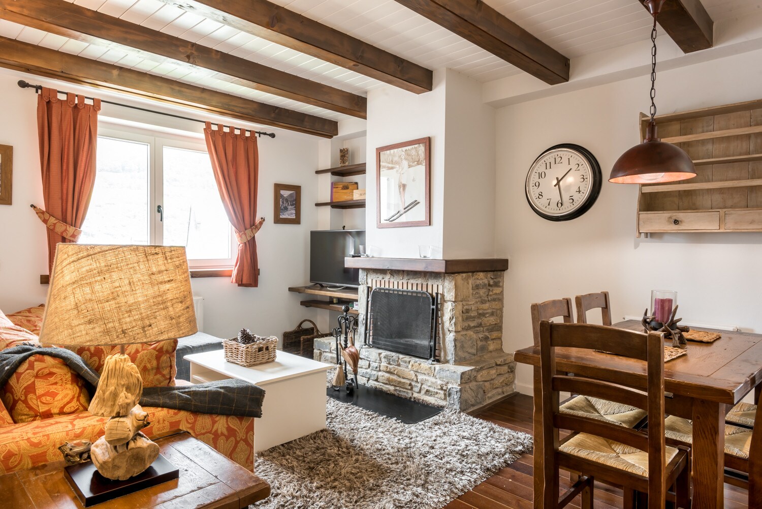 Beautiful apartment Cap dera Vila consists of 3 bedrooms and 2 bathrooms in the center of Vielha. 20 minutes from the Baqueira ski resort