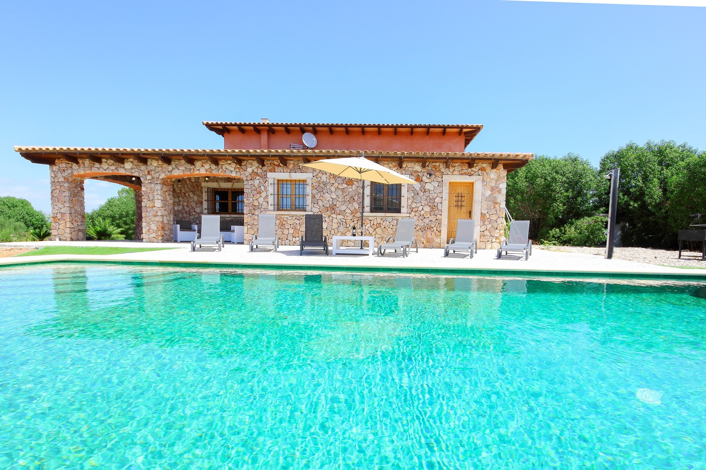 vFrom 100 € per day you can rent your villa in Mallorca 