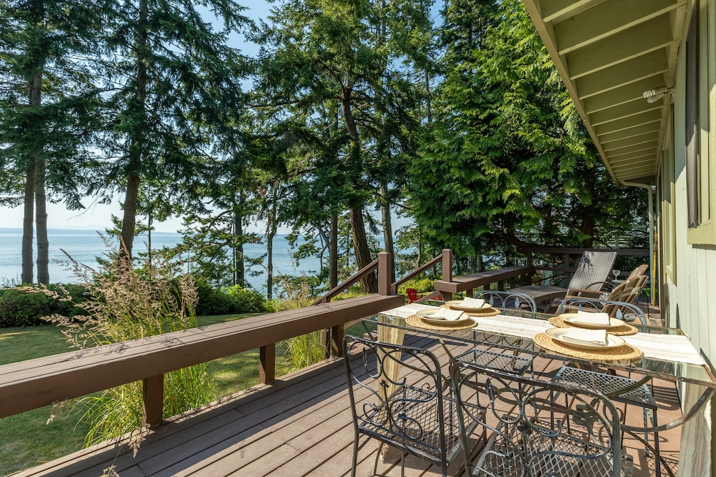 Dining with a side of sunshine and fresh air.