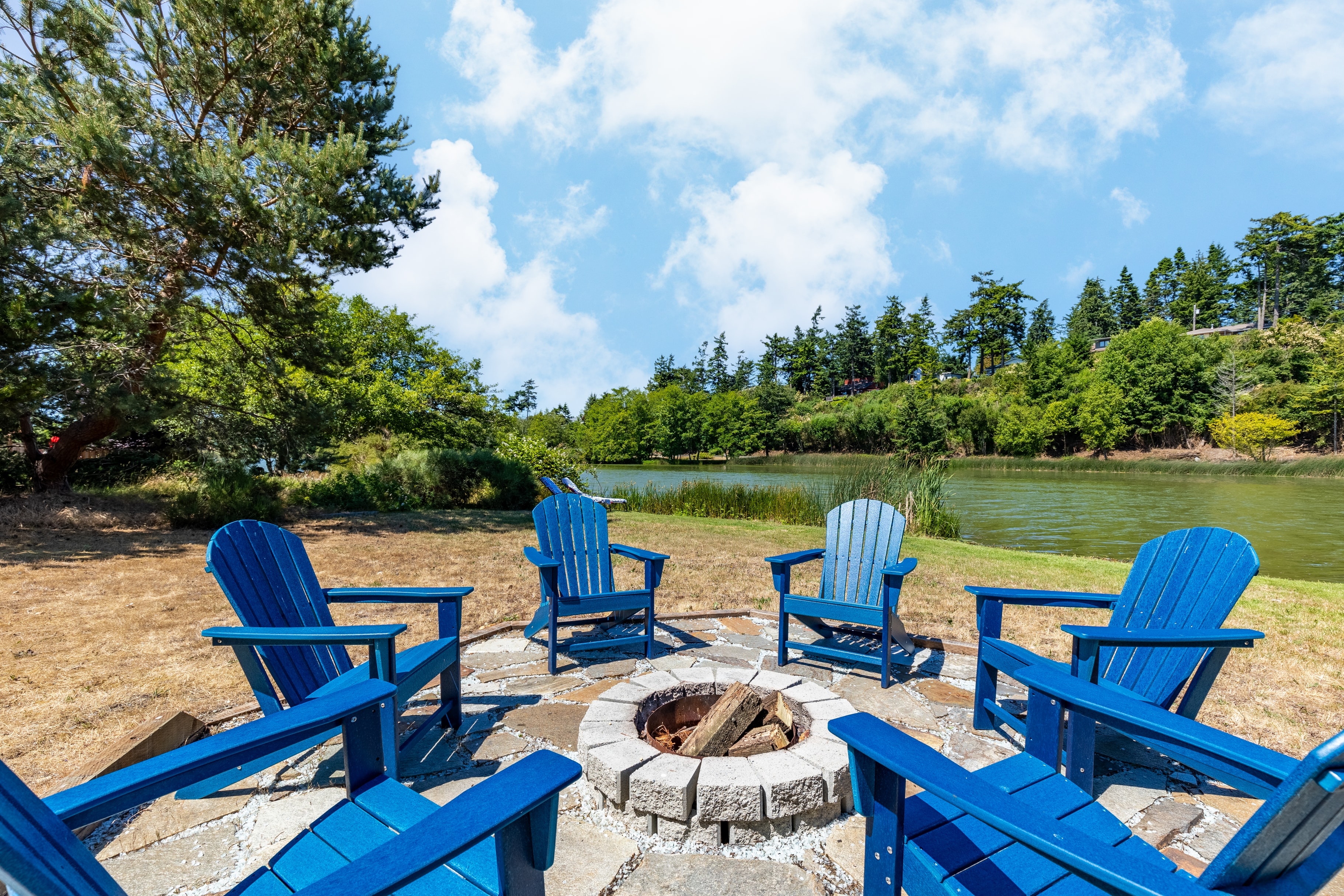 Located on a unique wraparound jetty, the home opens up to a private lake in the back.