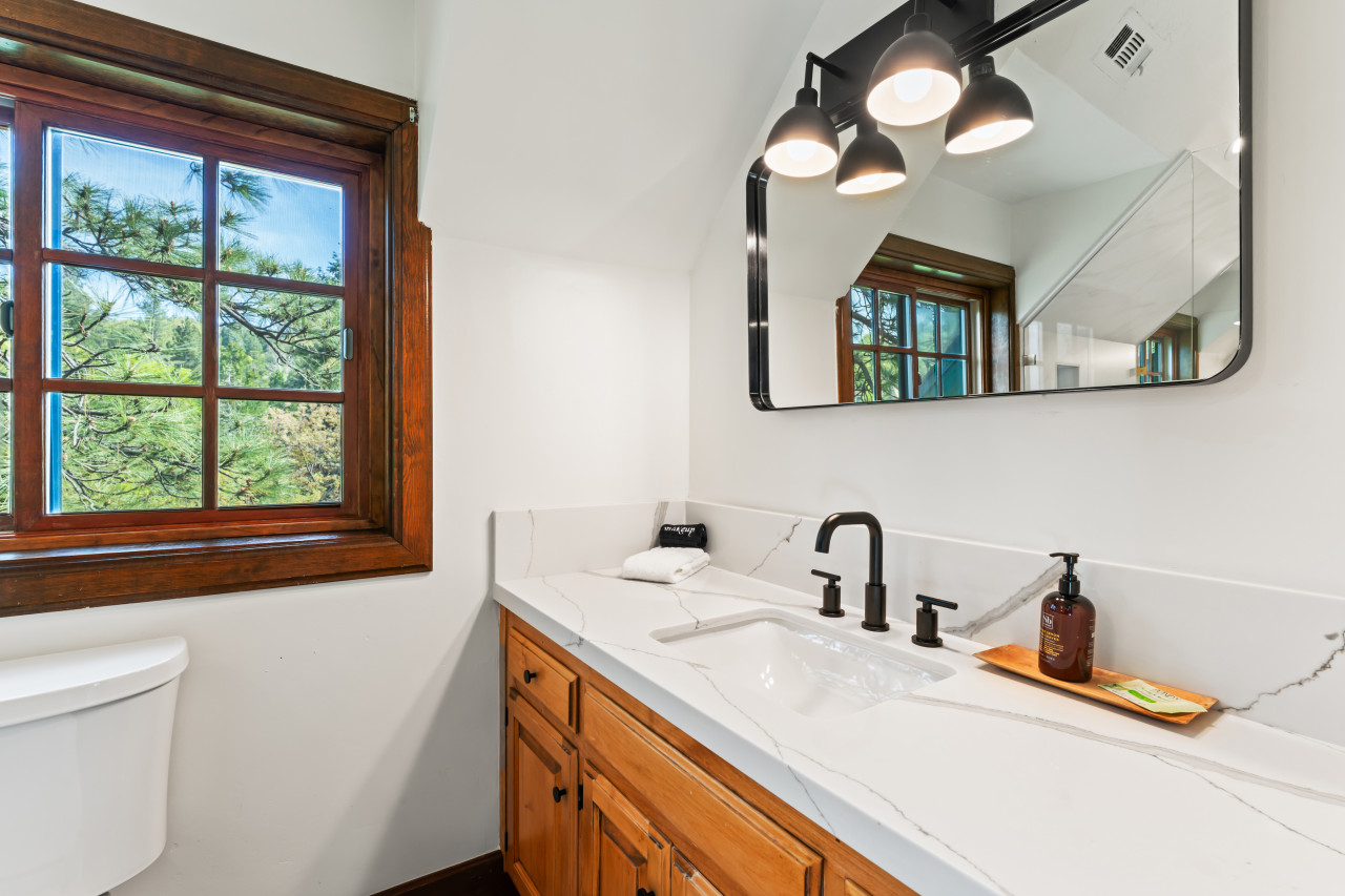 Lake Reflection Point- Upscale Lake View House! 4 Bed/4.5 Bath!Air Conditioning