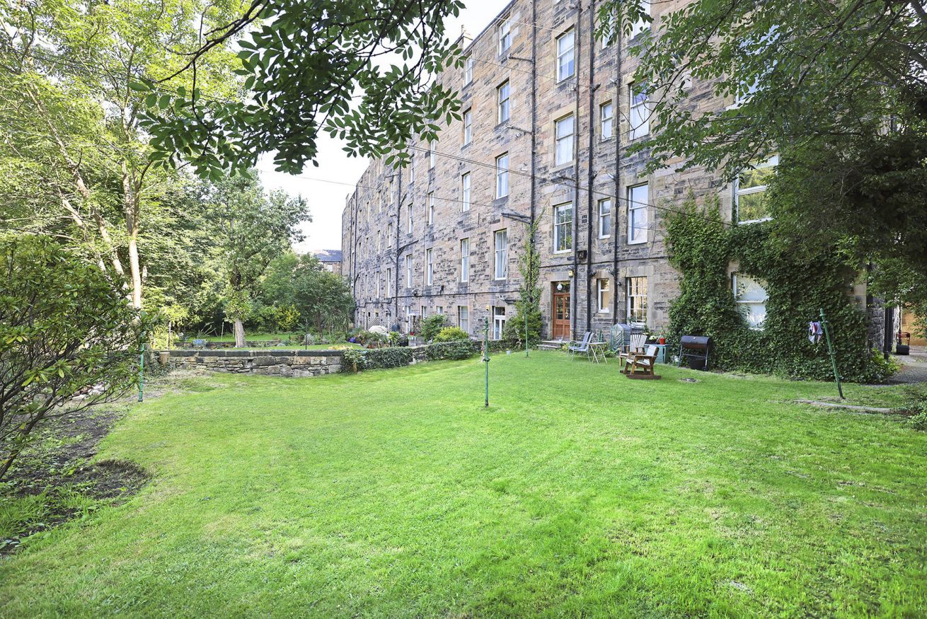 Stunning 2BR Apt in New Town w/ communal garden access