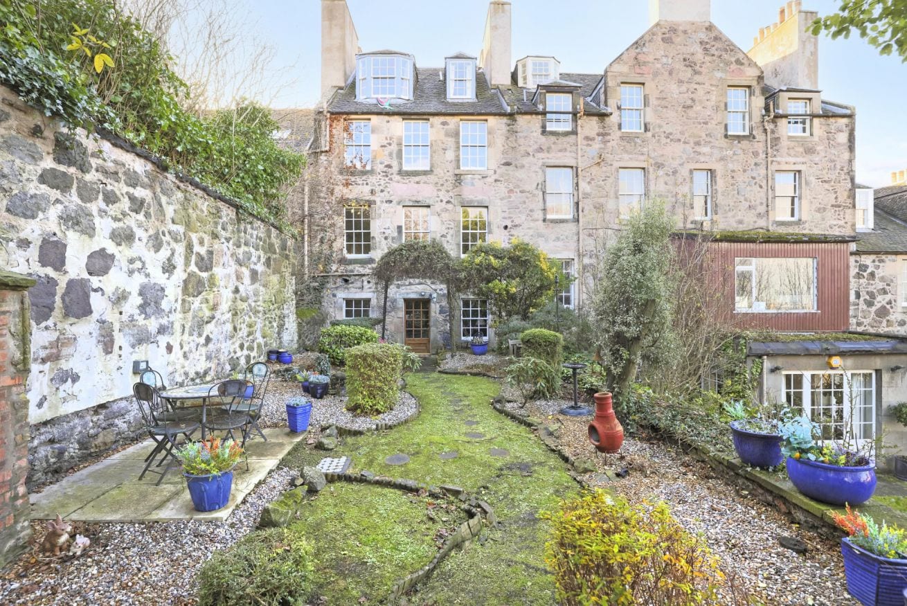 Idyllic Apt w/garden on Calton Hill, nearby Princes St 