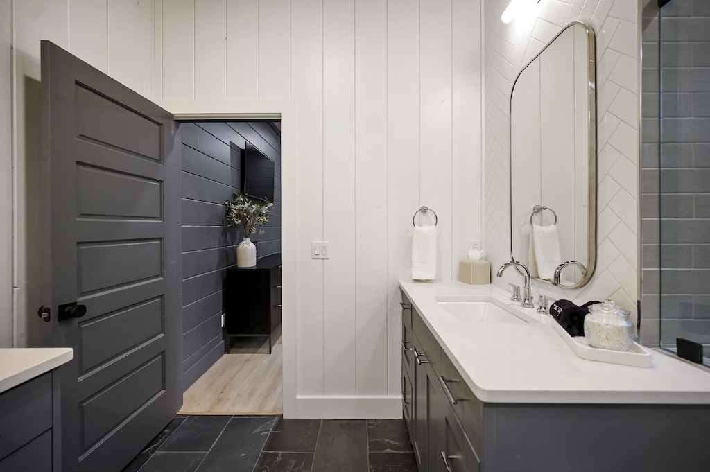 Dual vanity ensuite bath