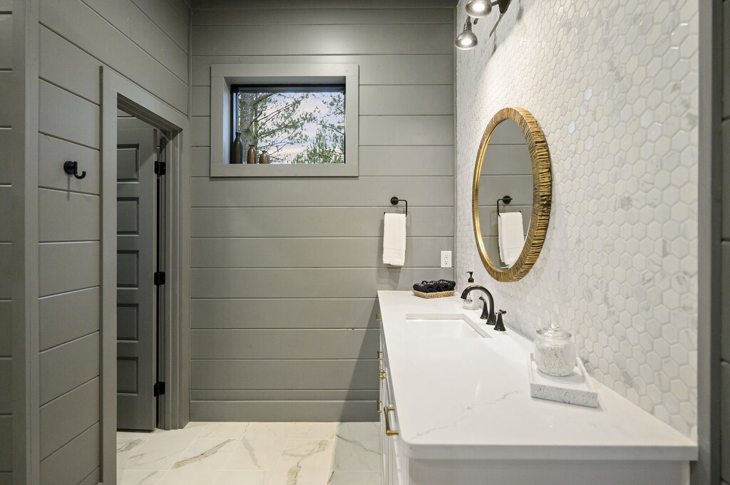 Dual vanity ensuite bath