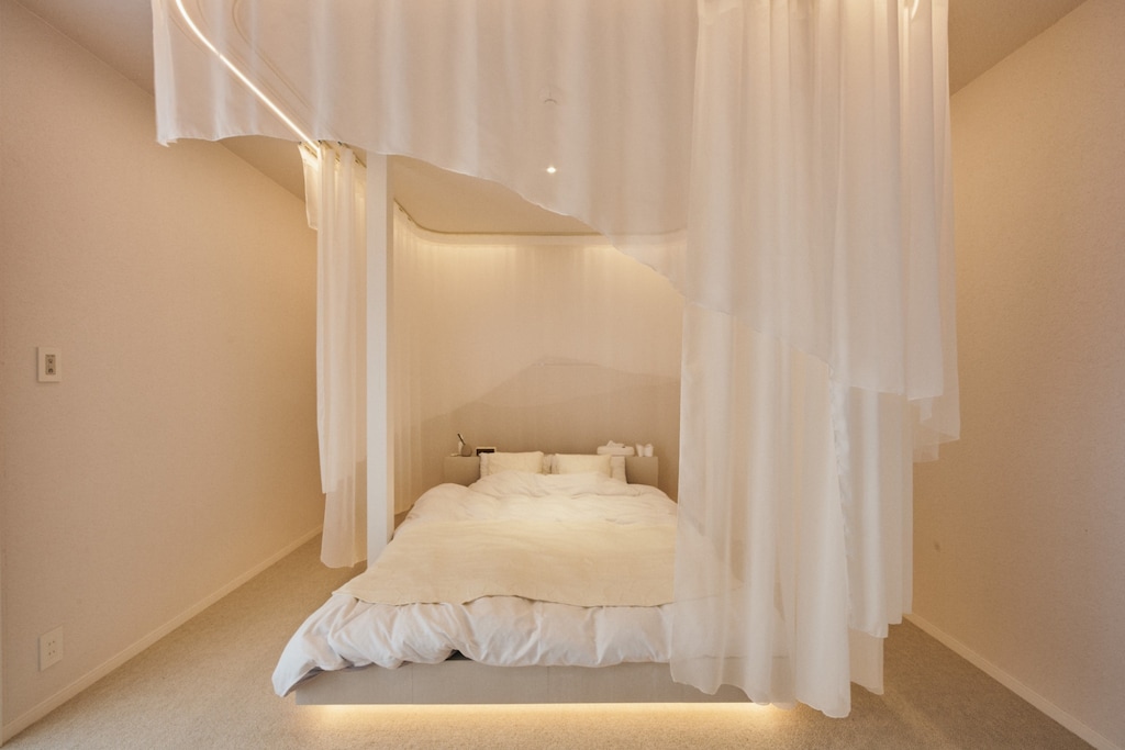 The decor is like being inside a cocoon. The bed is surrounded by silk curtains.
Silk is also used for bedding and other items.

These silk products are a collaboration with Ms. Aya Murakami, representative of the cultural brand Ay, which incorporates Isesaki Meisen. We produced these products with Rio Ltd., a company that produces custom-made curtains in Tomioka City.

Please experience a quality sleep in a space unique to the Silk Industrial Heritage Group.