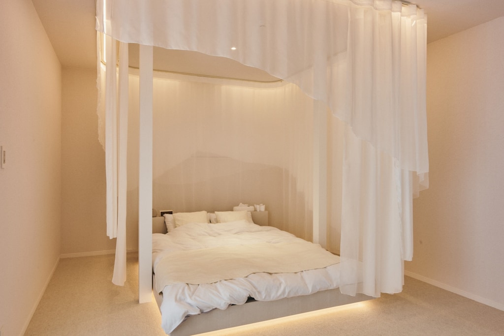 The decor is like being inside a cocoon. The bed is surrounded by silk curtains.
Silk is also used for bedding and other items.

These silk products are a collaboration with Ms. Aya Murakami, representative of the cultural brand Ay, which incorporates Isesaki Meisen. We produced these products with Rio Ltd., a company that produces custom-made curtains in Tomioka City.

Please experience a quality sleep in a space unique to the Silk Industrial Heritage Group.