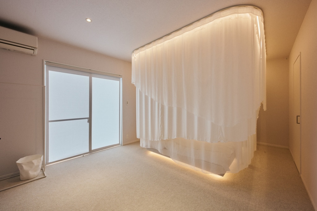 The decor is like being inside a cocoon. The bed is surrounded by silk curtains.
Silk is also used for bedding and other items.

These silk products are a collaboration with Ms. Aya Murakami, representative of the cultural brand Ay, which incorporates Isesaki Meisen. We produced these products with Rio Ltd., a company that produces custom-made curtains in Tomioka City.

Please experience a quality sleep in a space unique to the Silk Industrial Heritage Group.