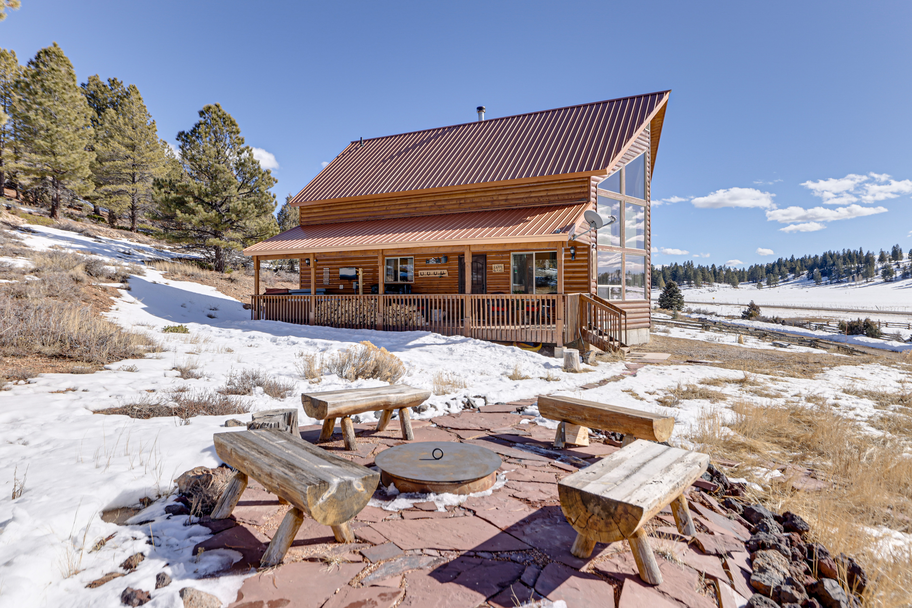 Property Image 2 - Cozy Duck Creek Village Cabin w/ Hot Tub & Views!