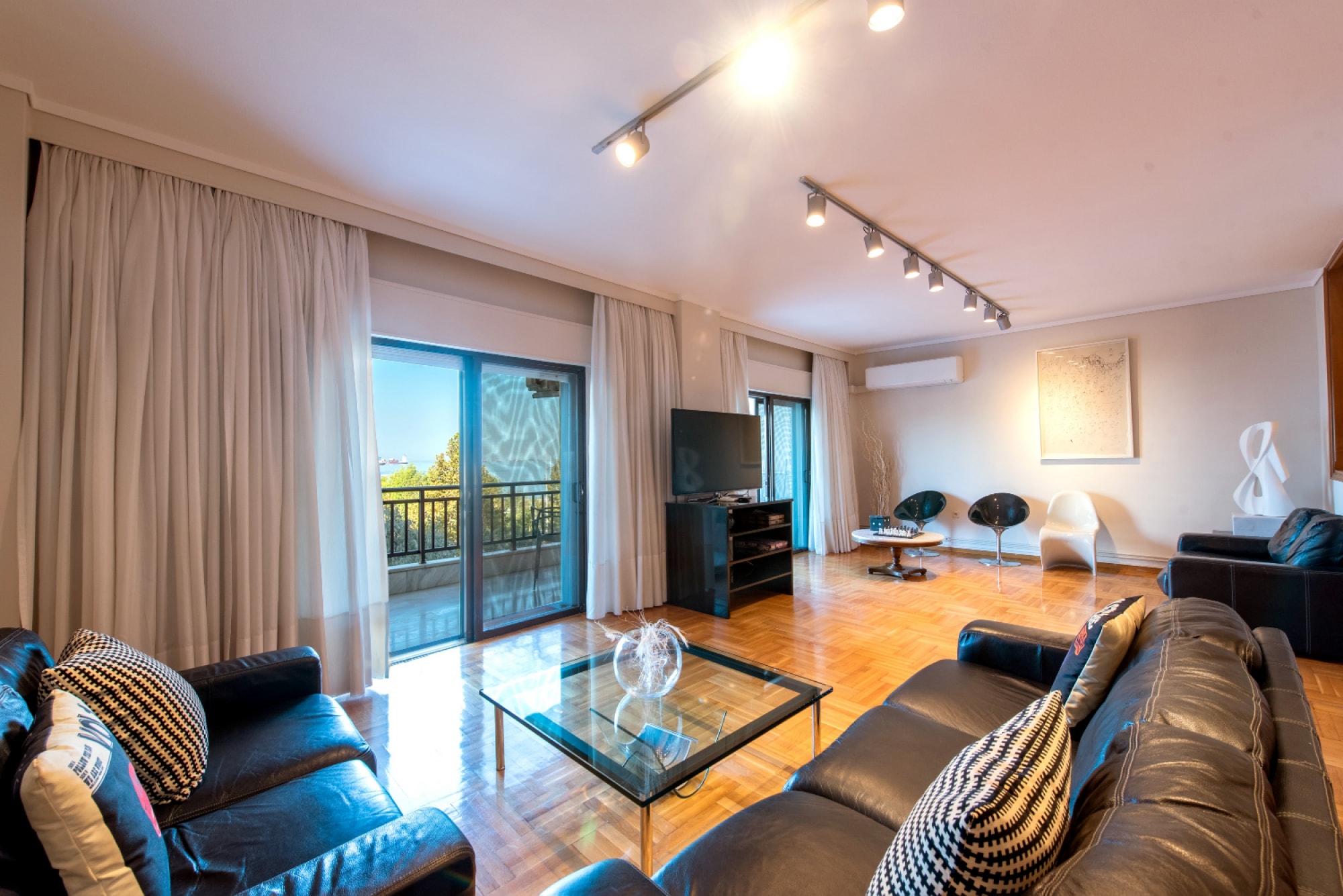 Property Image 1 - City Moon: Chic apt with park and sea view