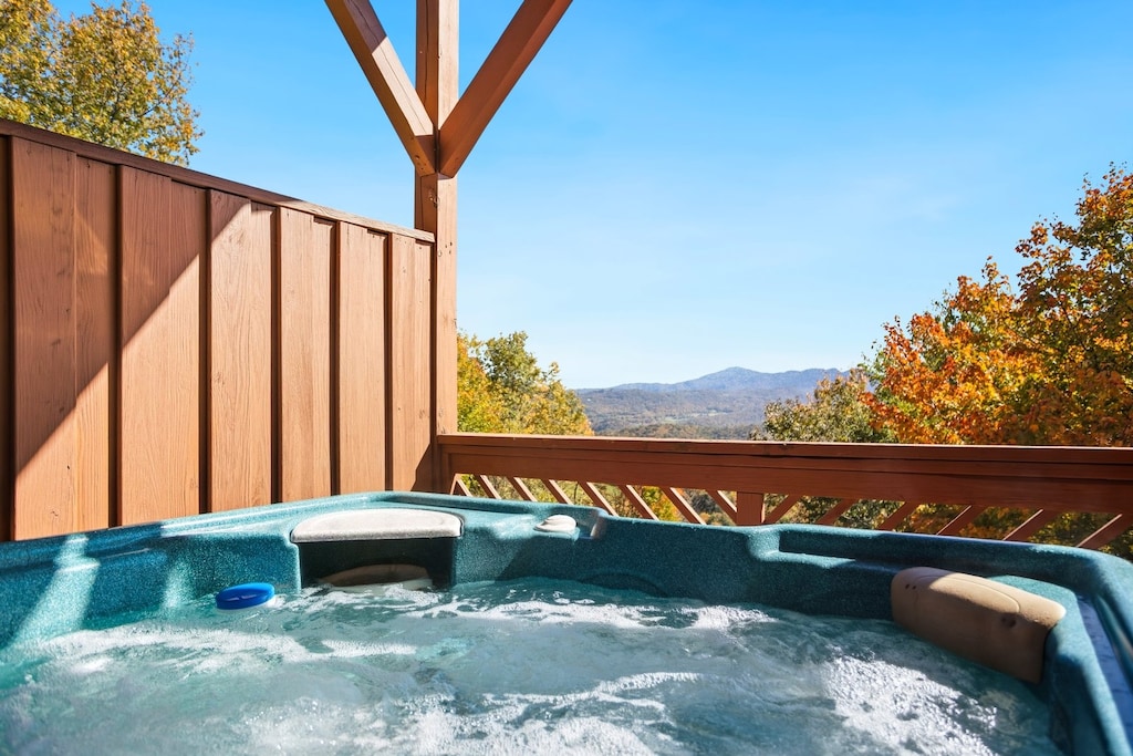 Hot tub with an amazing view ti Grandfather Mountain