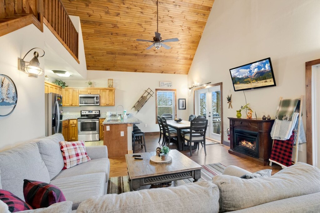 Open Concept Great Room, Kitchen, Dining with Wood Floors, Vaulted Ceilings, Fireplace, HD Smart TV