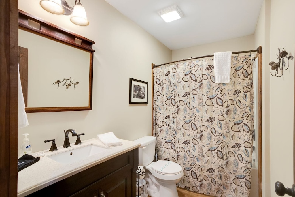 Main Level Full Hallway Bathroom with Tub and Shower Combo