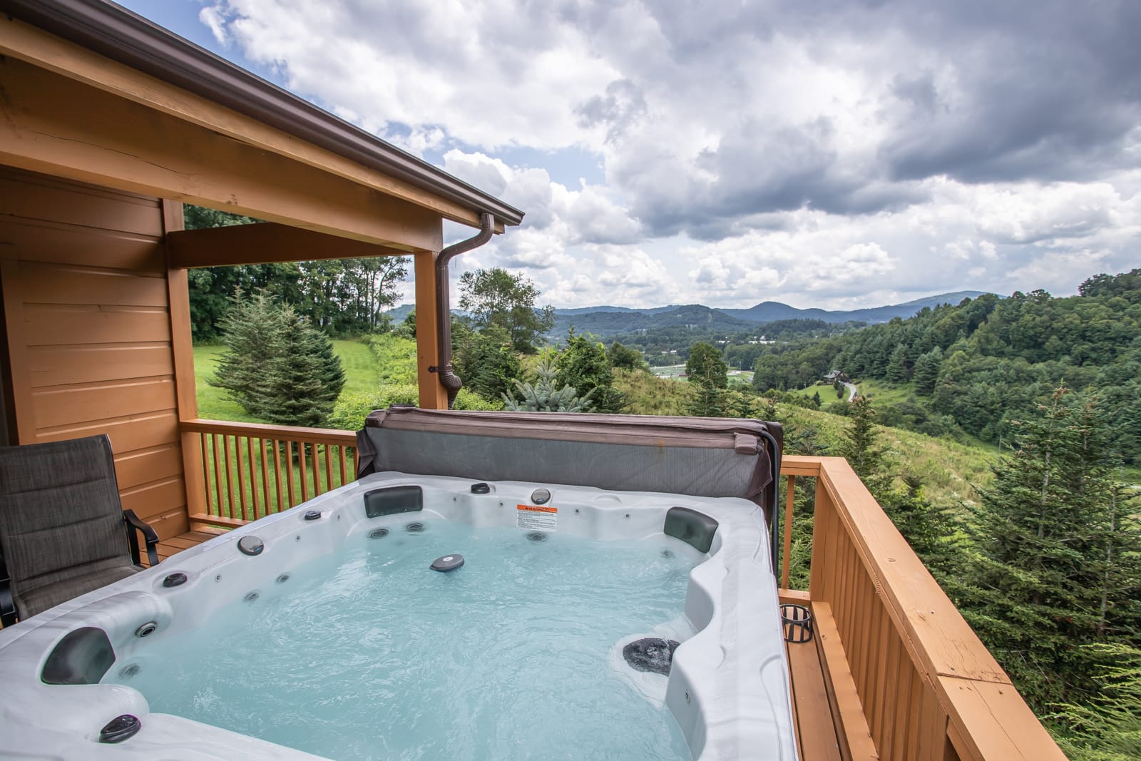 Hot Tub with Mountain Views!!