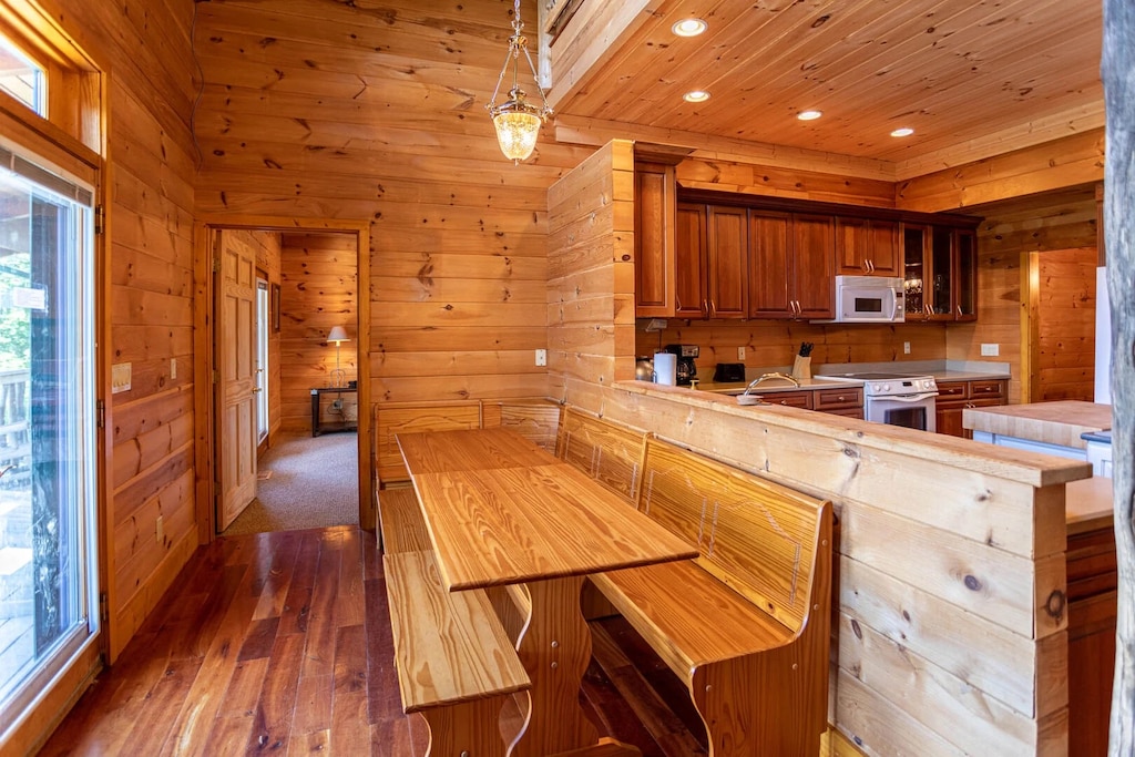 Large Breakfast Table Lookout Out over the View