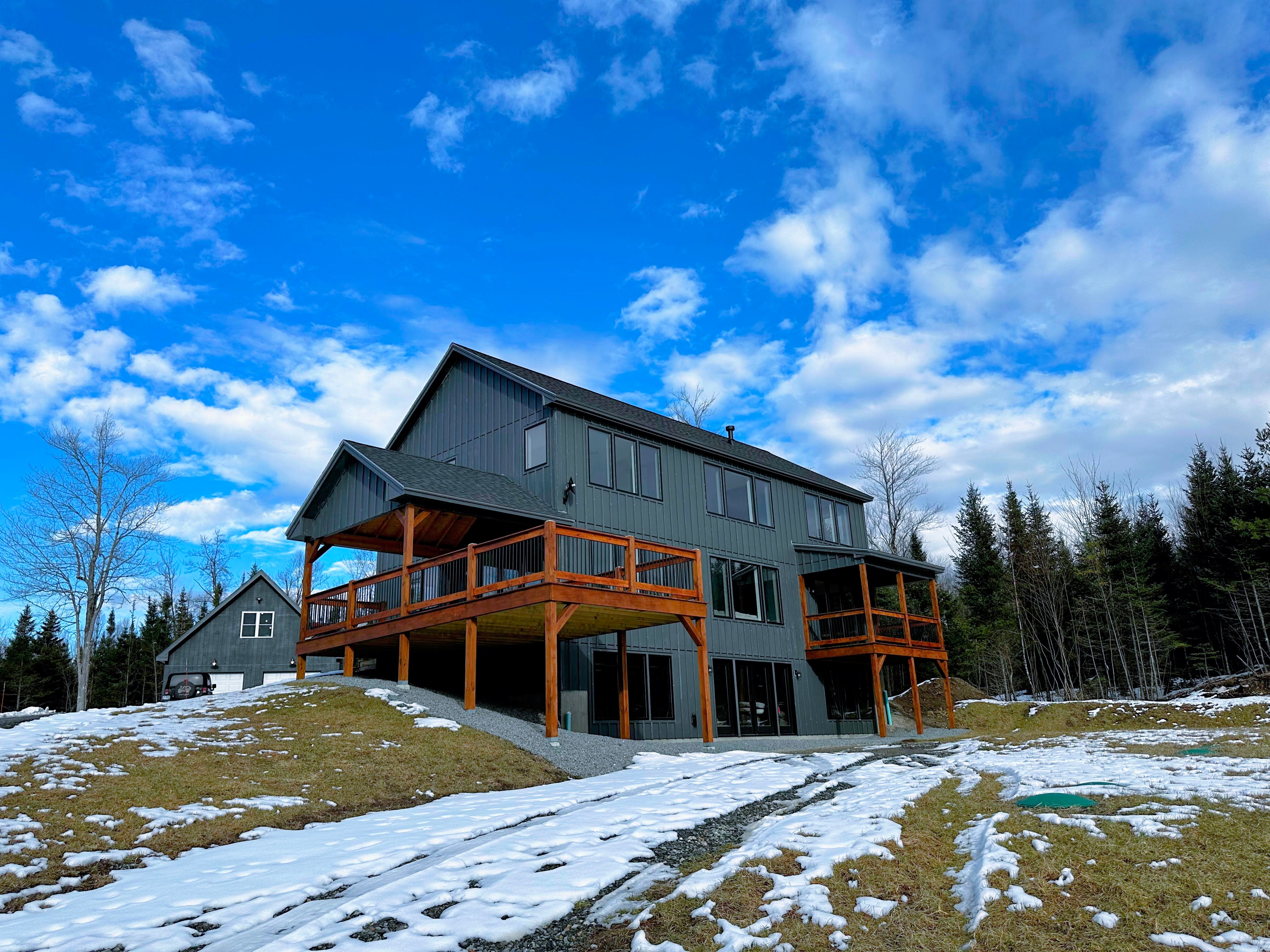 2M New rustic contemporary home with stunning views, great amenities and perfect private location.