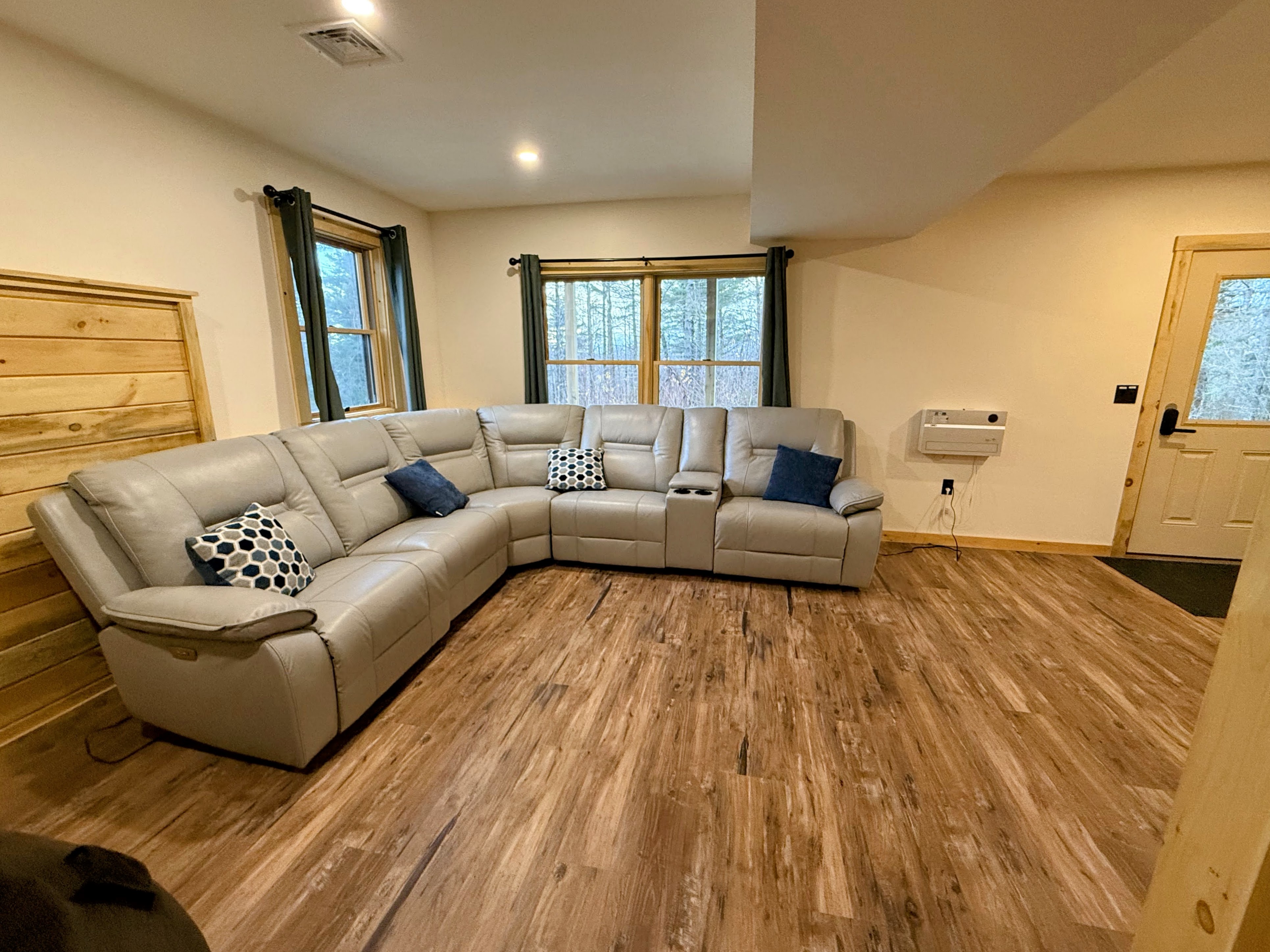 73R Brand new log home on quiet side street in Bethlehem, close to Main Street, AC, Dog Friendly!