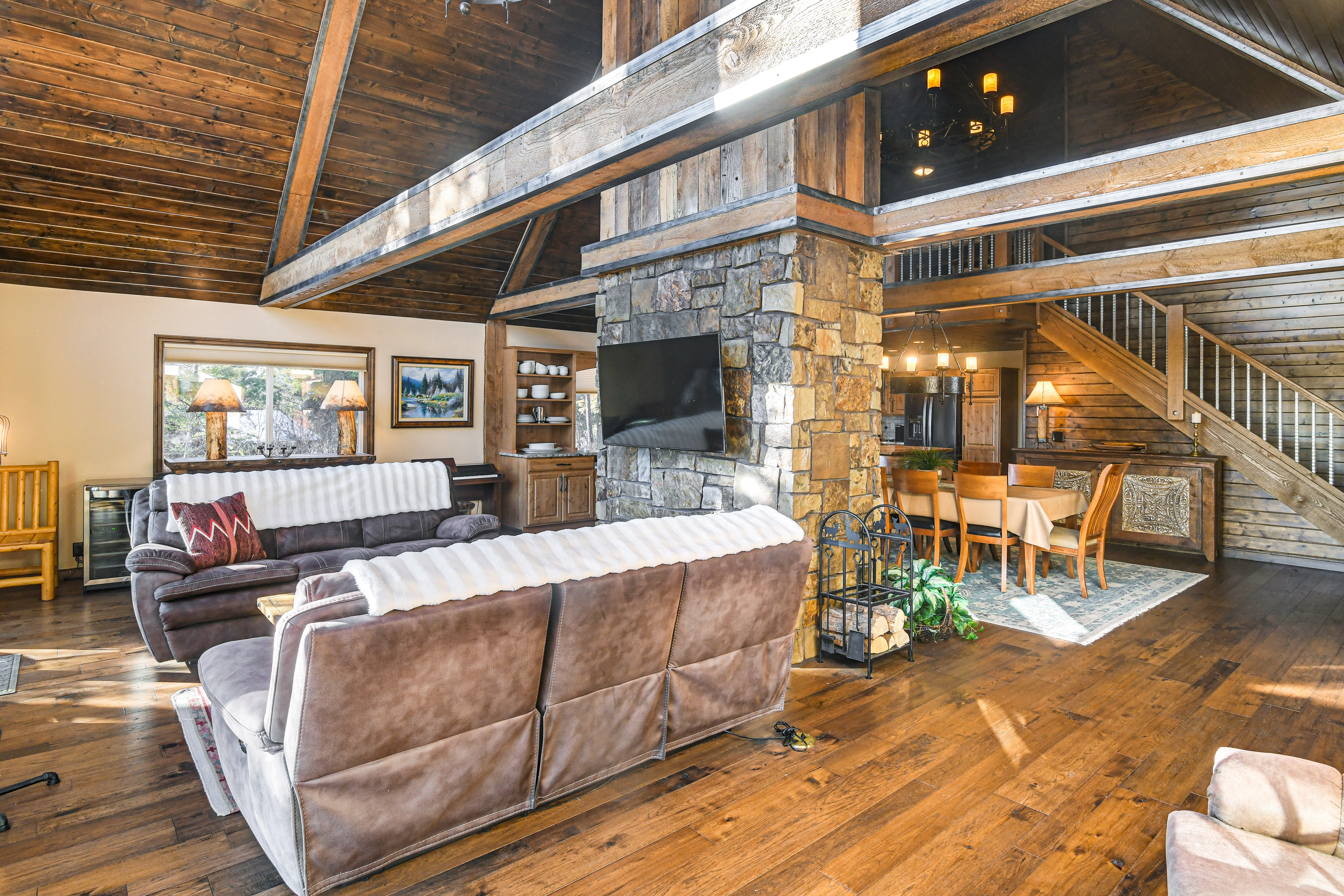 Wyoming Cabin w/ Hot Tub & Mountain-View Deck