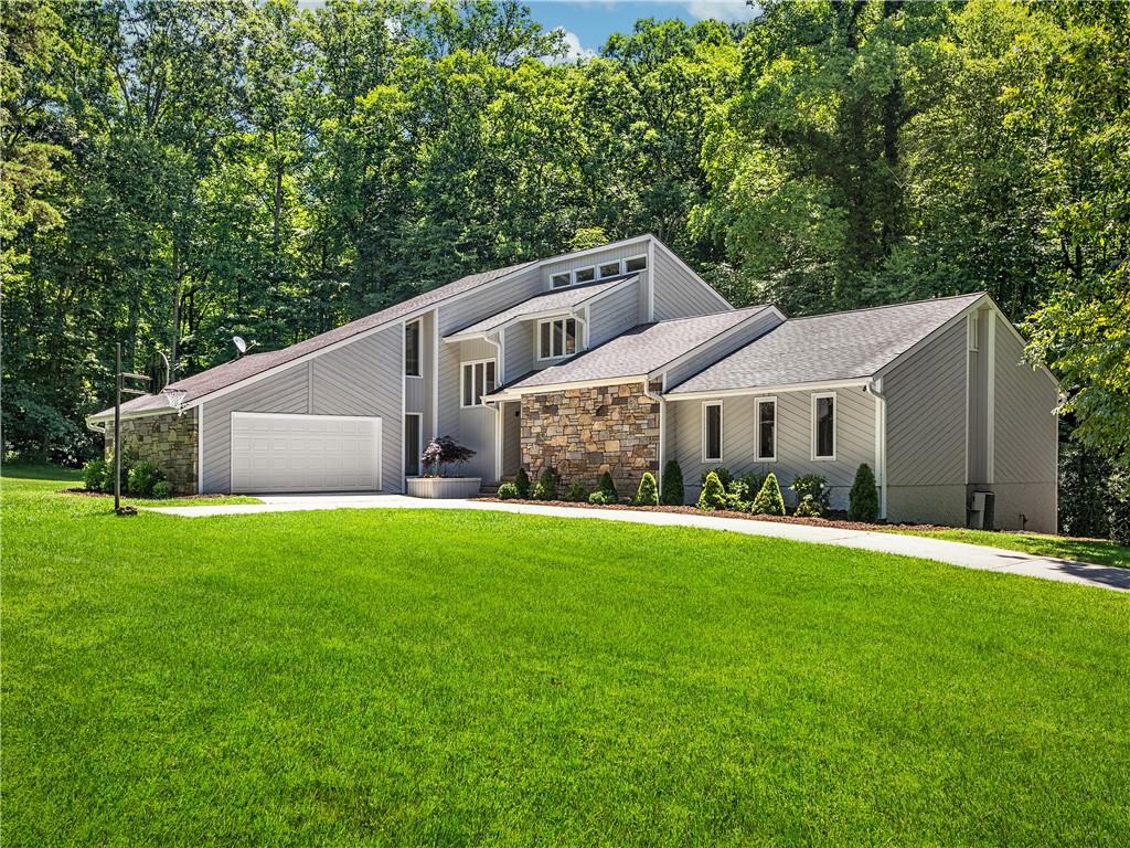 Retreat to a secluded oasis in the Blue Ridge Mountains! 20 min to Downtown Asheville, this well-appointed 5BR / 5BA rental is perfect for large groups.