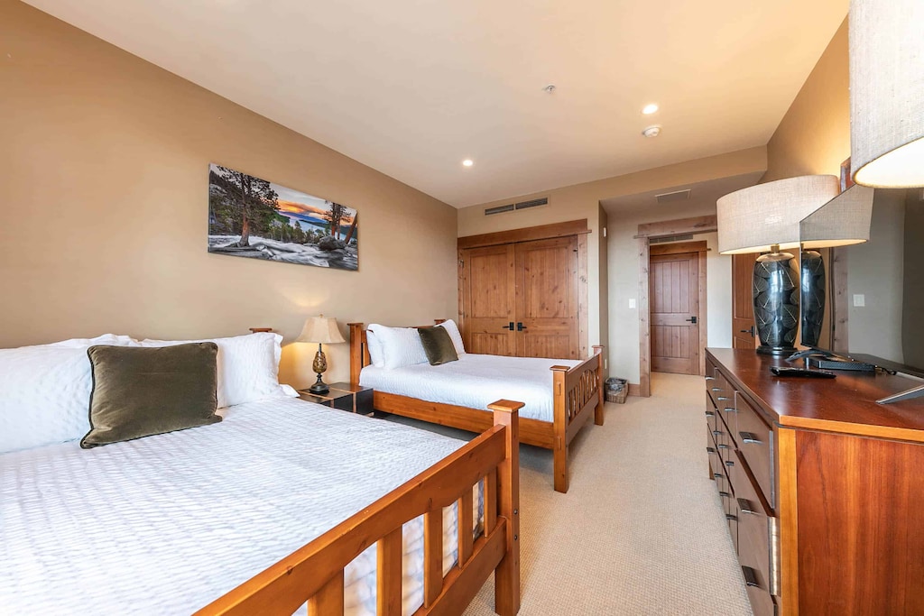 4001 Northstar Dr Unit 401-print-018-018-Interior-3269x2180-300dpi