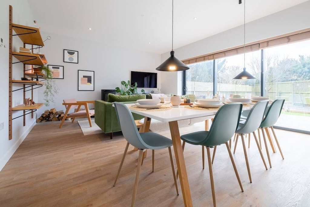 Open plan living and dining area