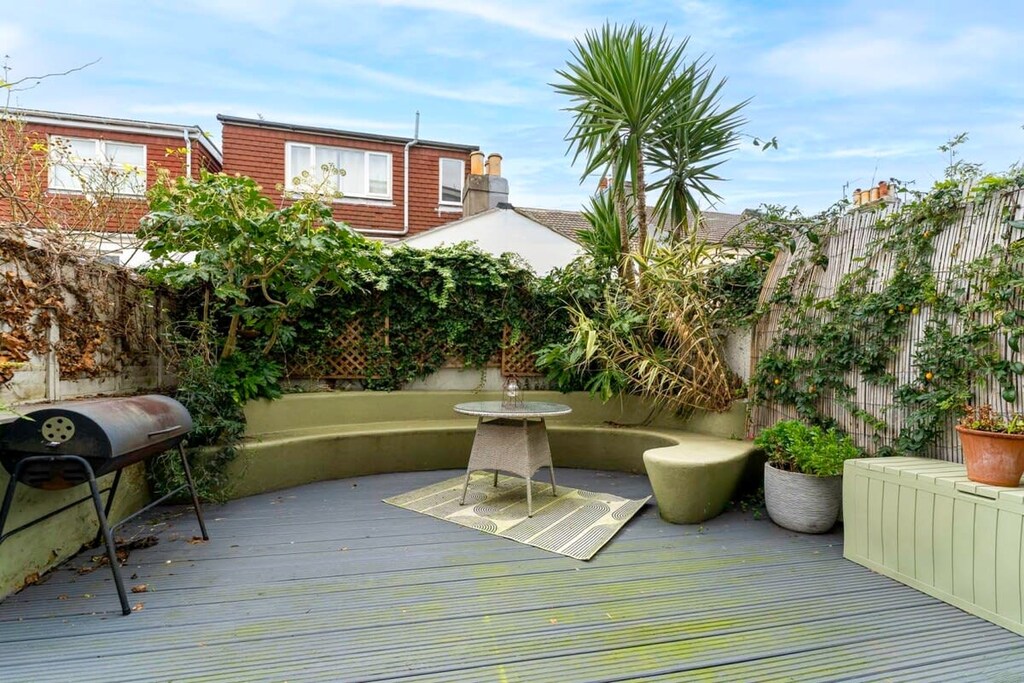 Lovely patio to unwind!