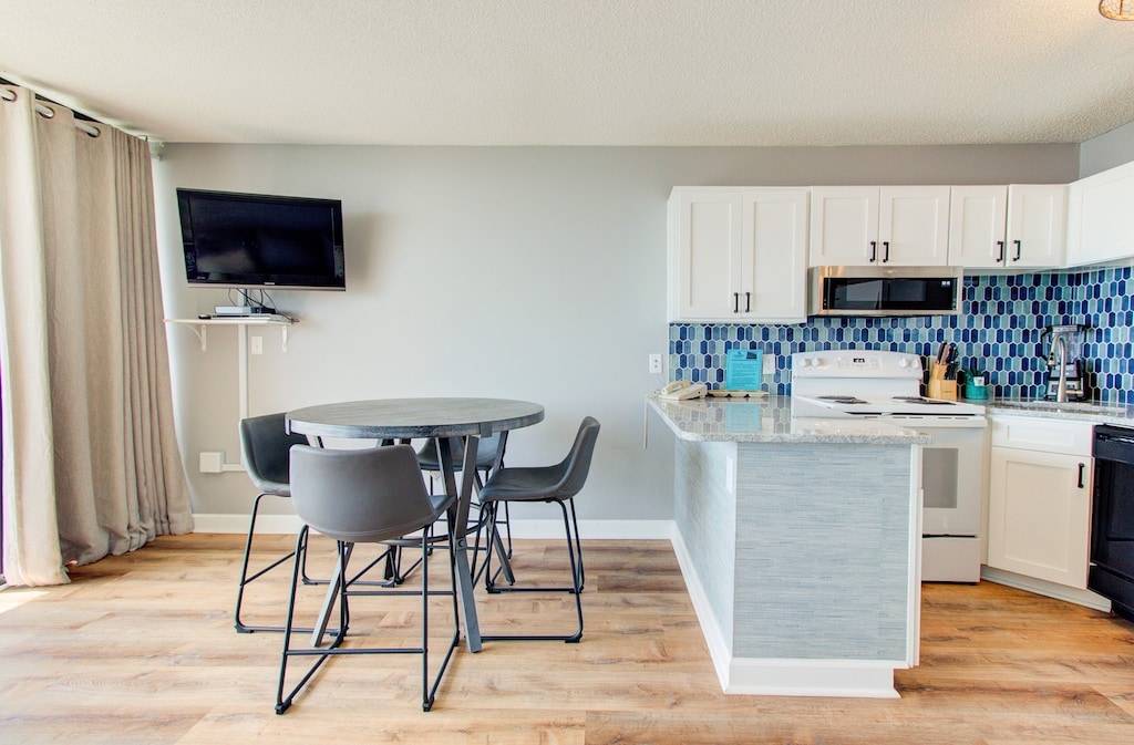 Atlantic Towers 309-print-009-027-KitchenEating Area-4200x2760-300dpi