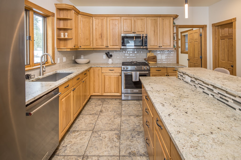 Large kitchen, perfect for whipping up dinner!