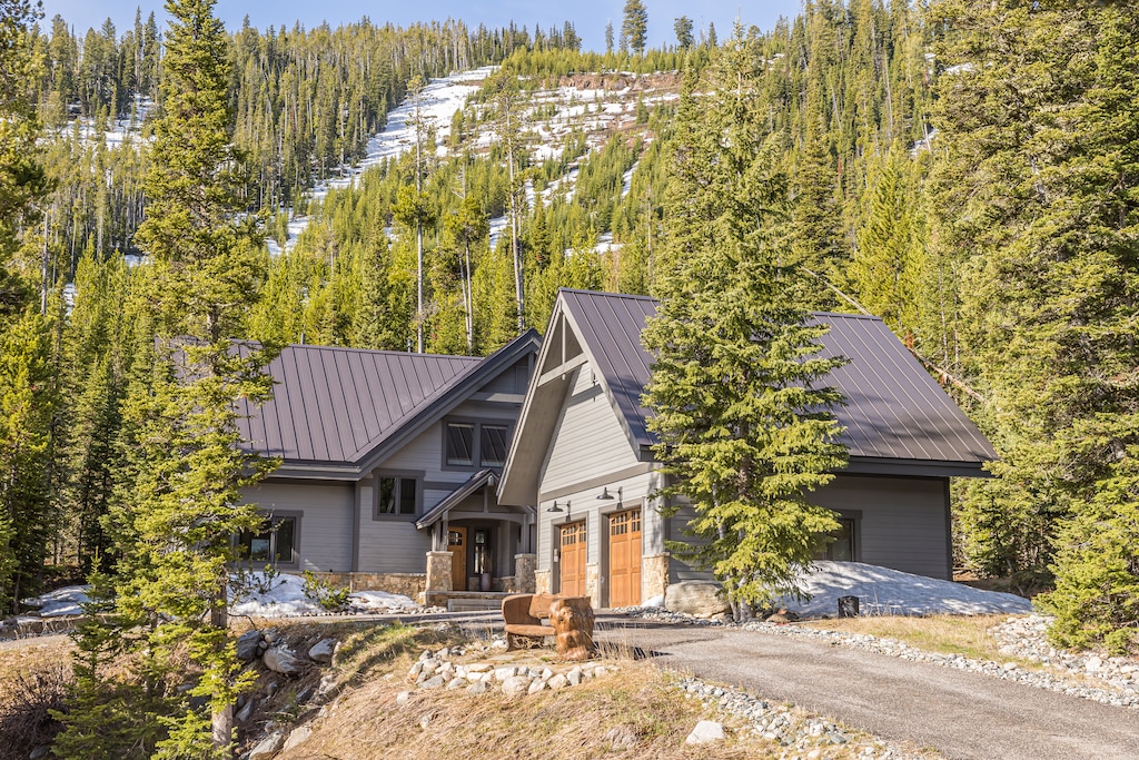 Situated against the mountain, perfect for wildlife viewing when they're around!