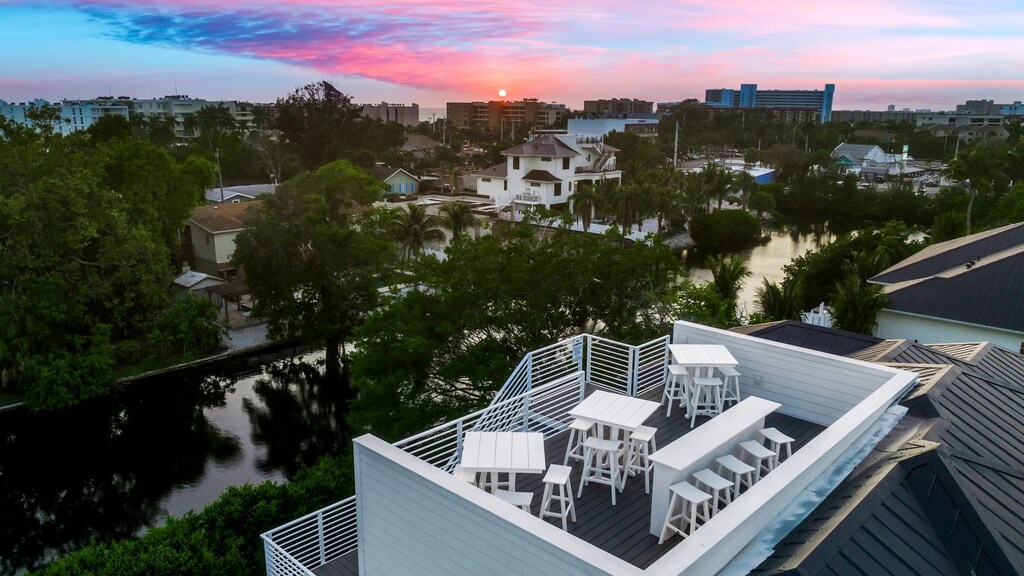 Twilight - Rooftop Bar & Hightop Seating