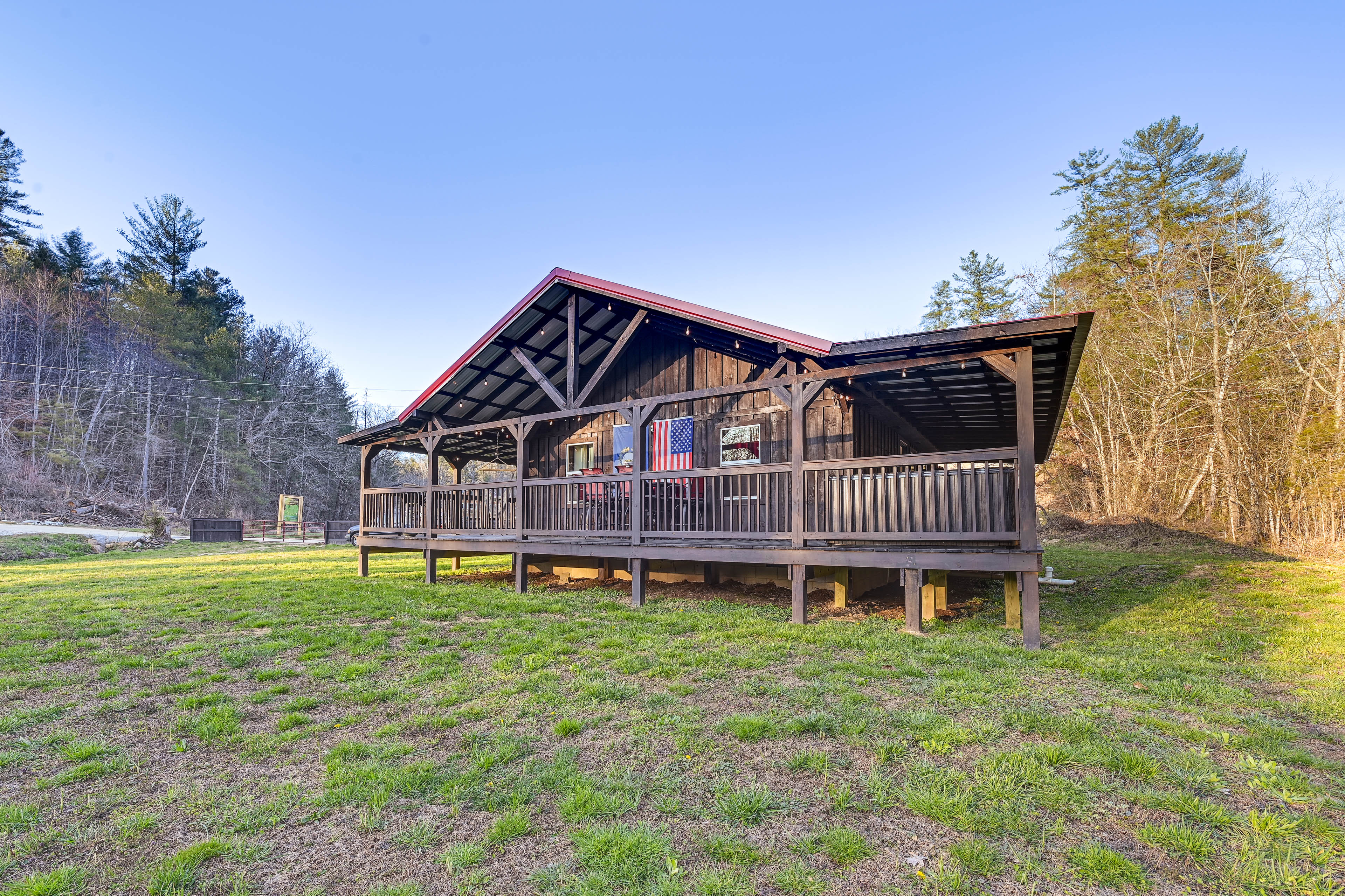 Property Image 1 - Cabin w/ Expansive Deck ~ 4 Mi to Red River Gorge!