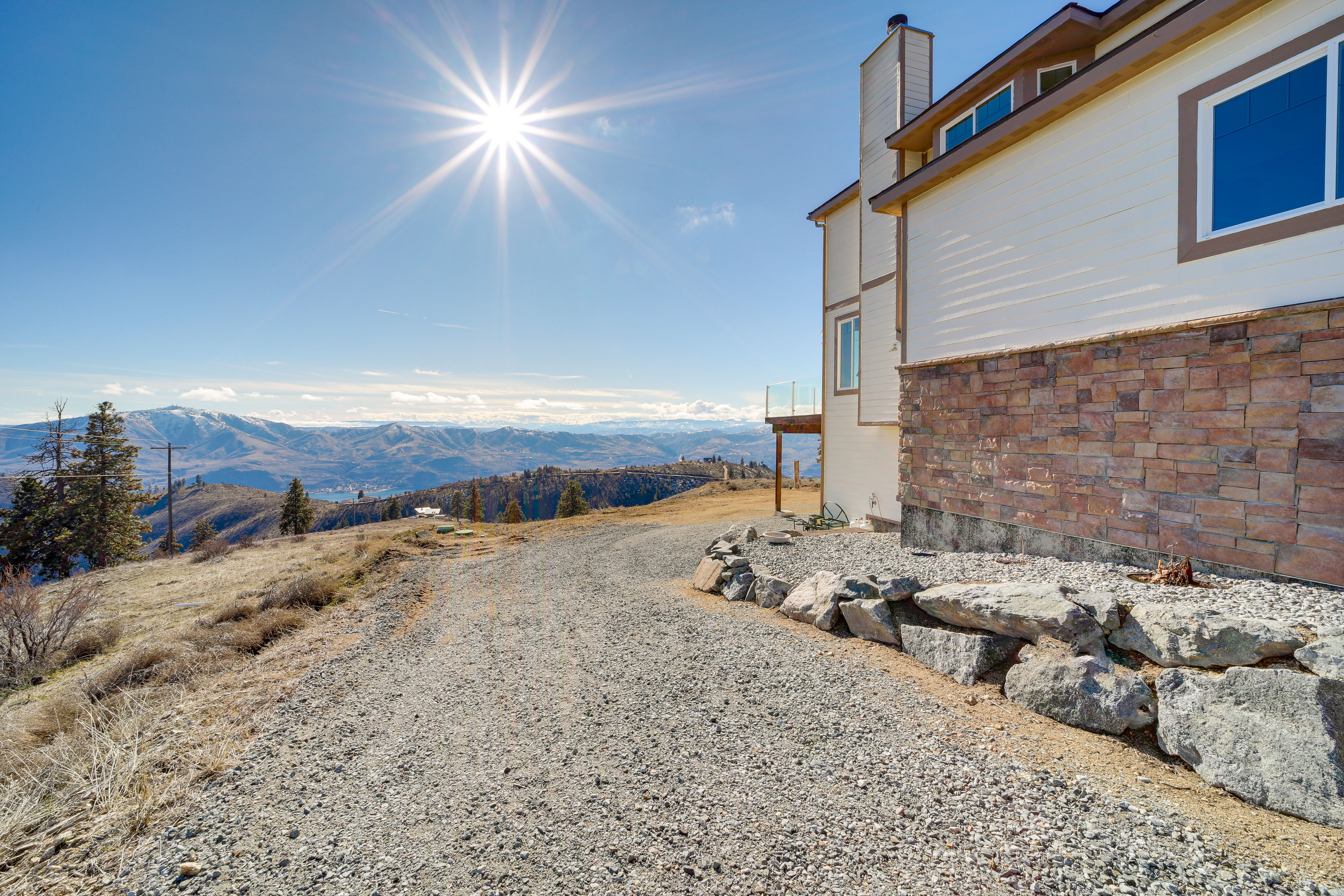 Property Image 2 - Cozy Chelan Apartment w/ Epic Mountain Views!