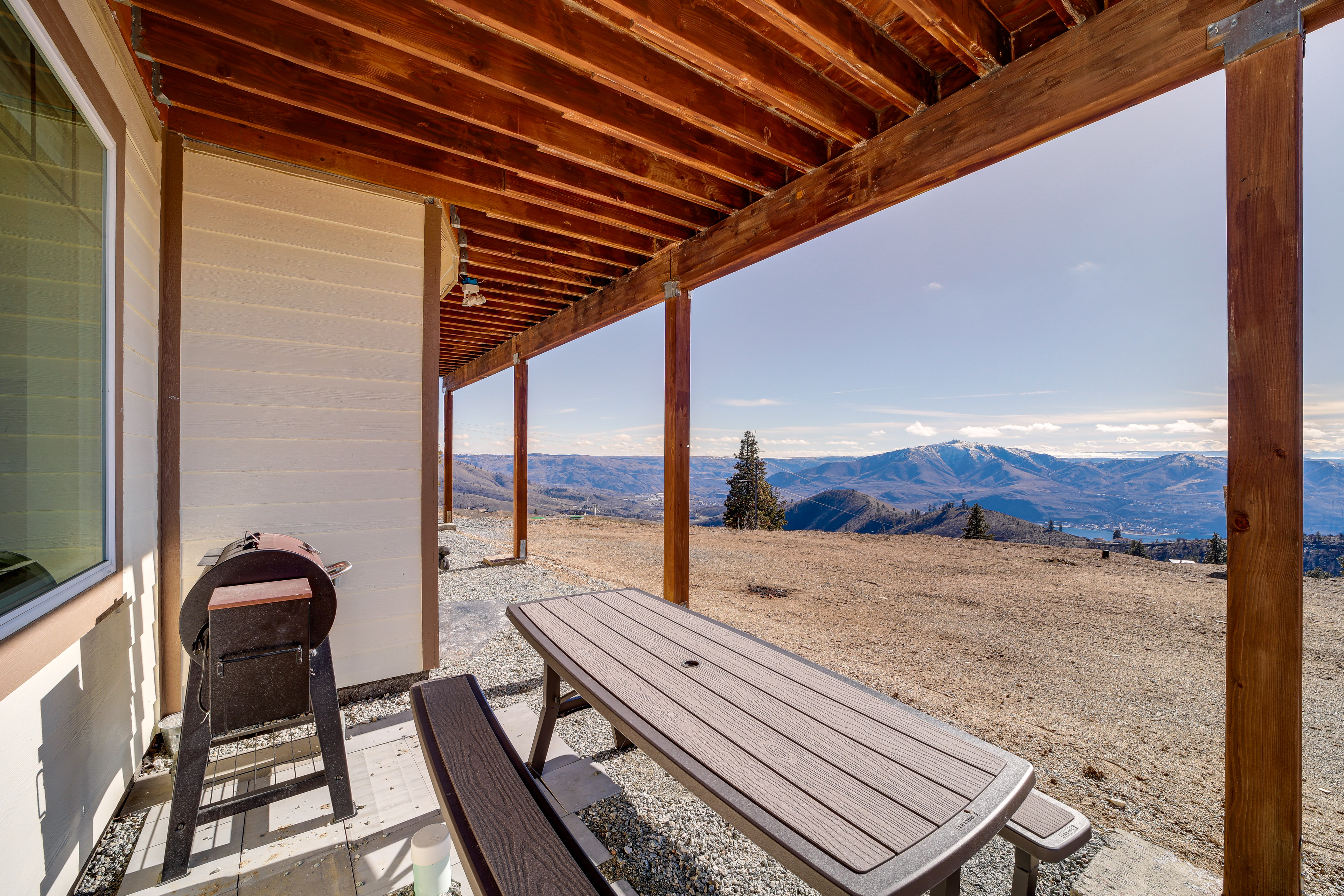 Property Image 1 - Cozy Chelan Apartment w/ Epic Mountain Views!