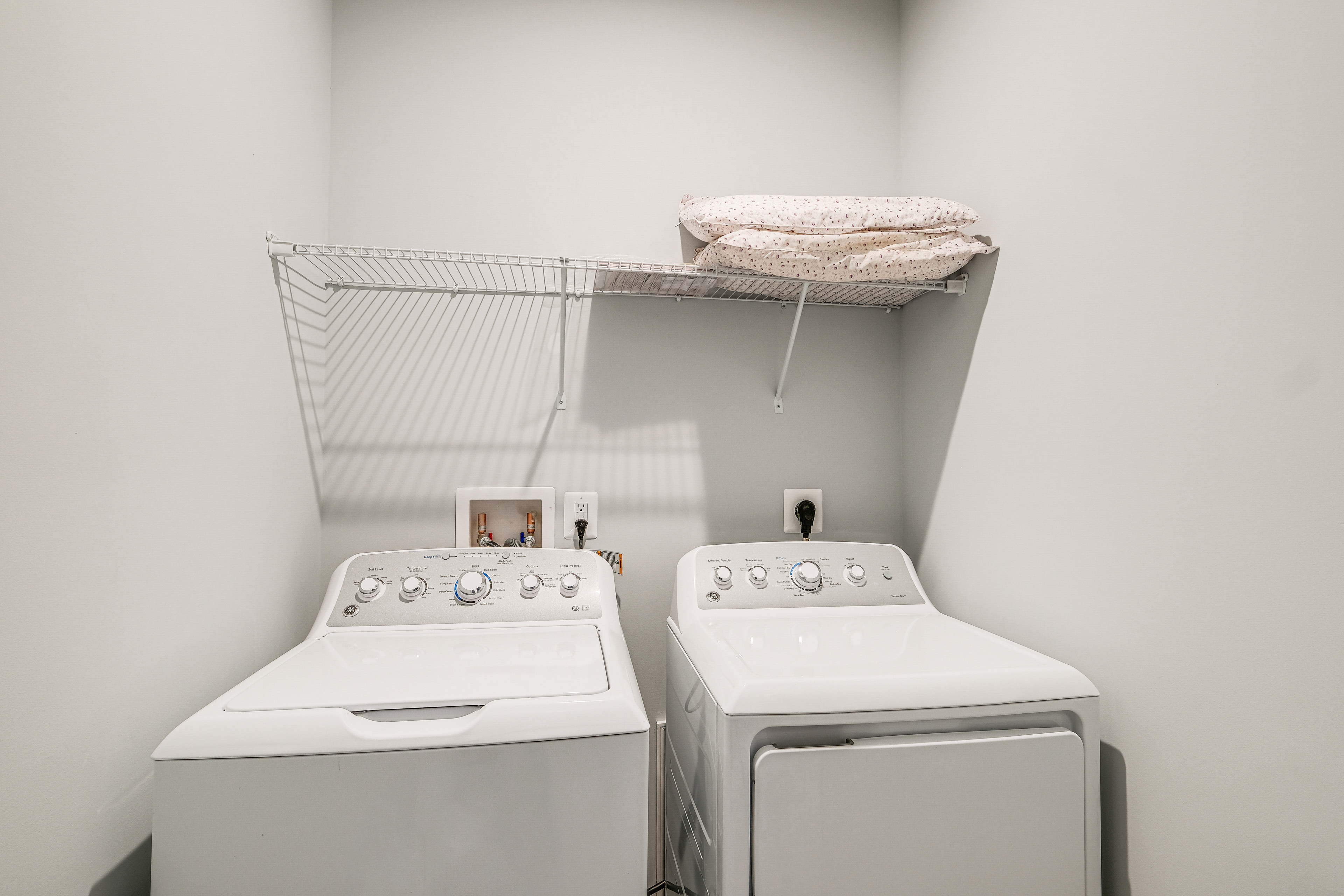 30 Mi to Downtown DC: Charming Dale City Townhome!