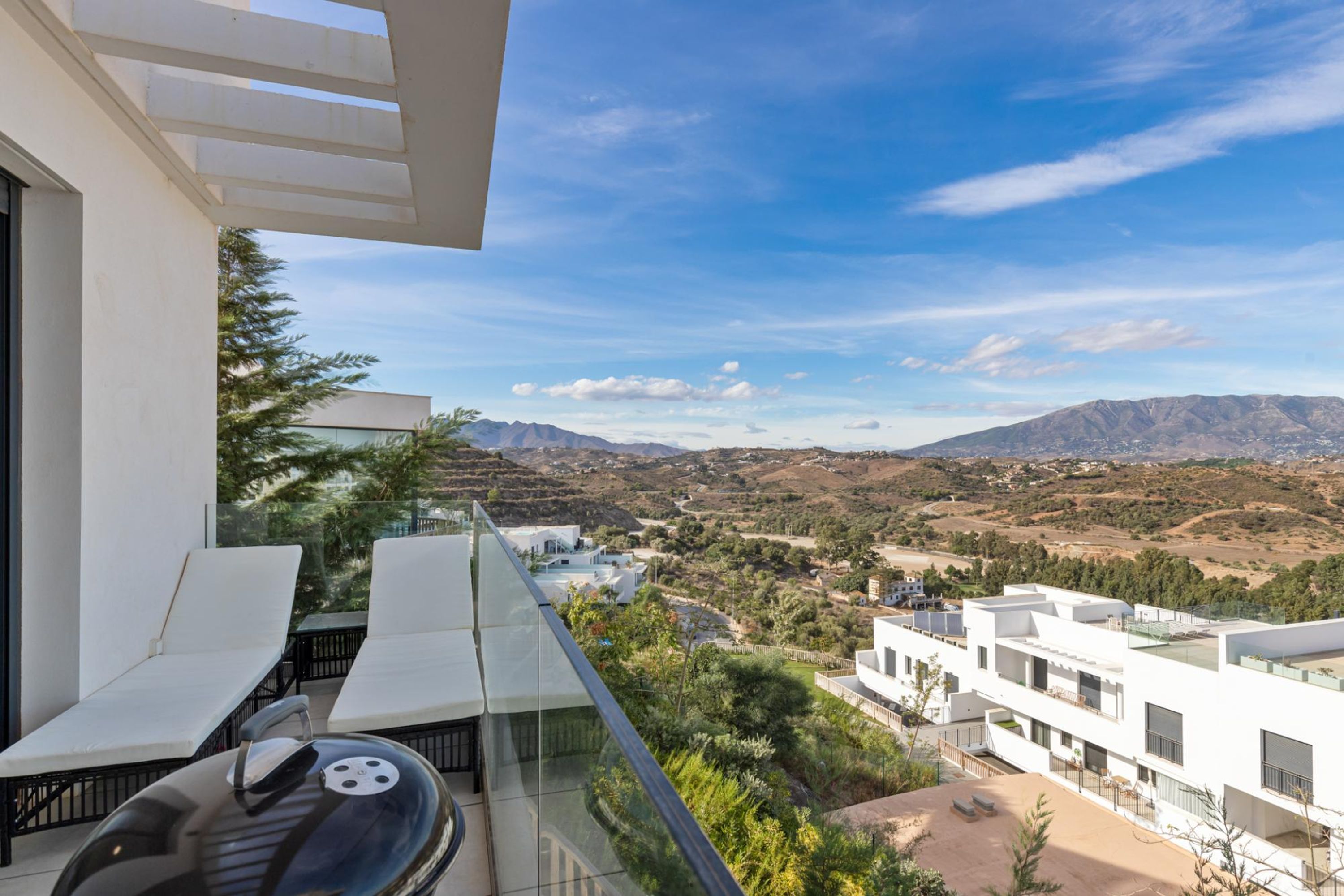 Property Image 1 - Hillside white flat with pool - Ref 237