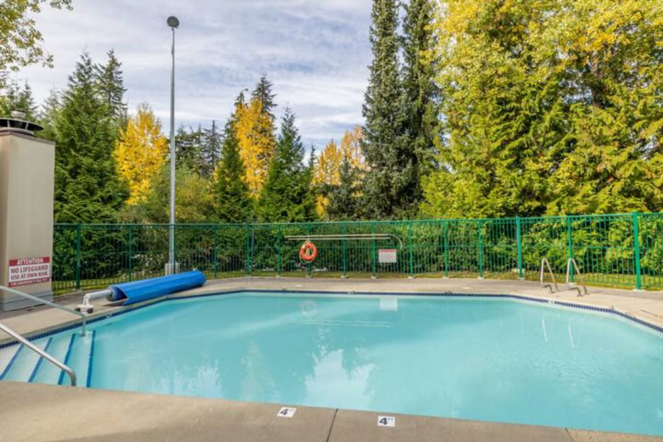 Mountainside 1BRM: Steps to SKI-IN/OUT, Hot Tub, Pool, Fireplace. Walk to Shops.