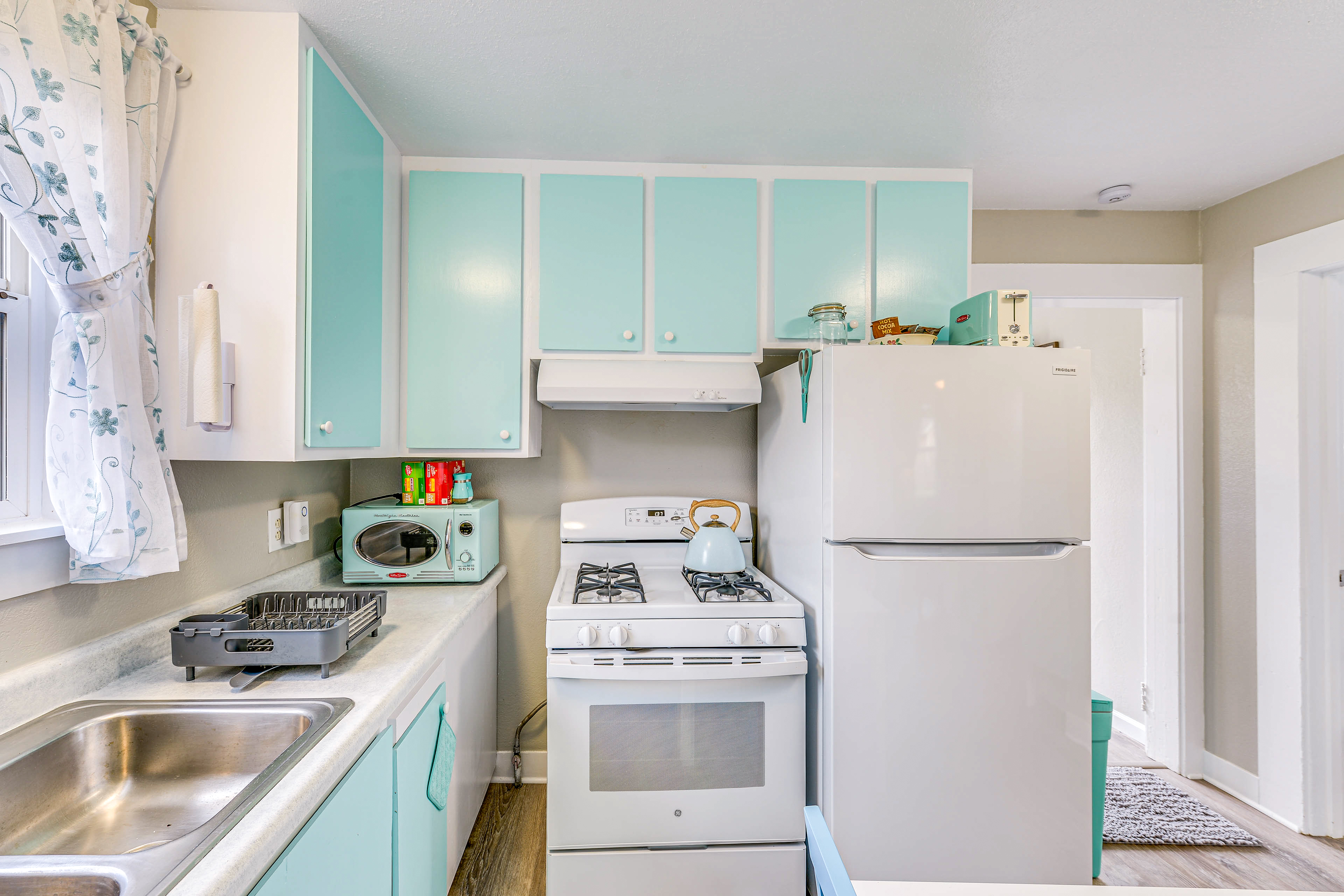 Cozy NorCal Cottage: 2 Mi to Redwoods & Beaches!