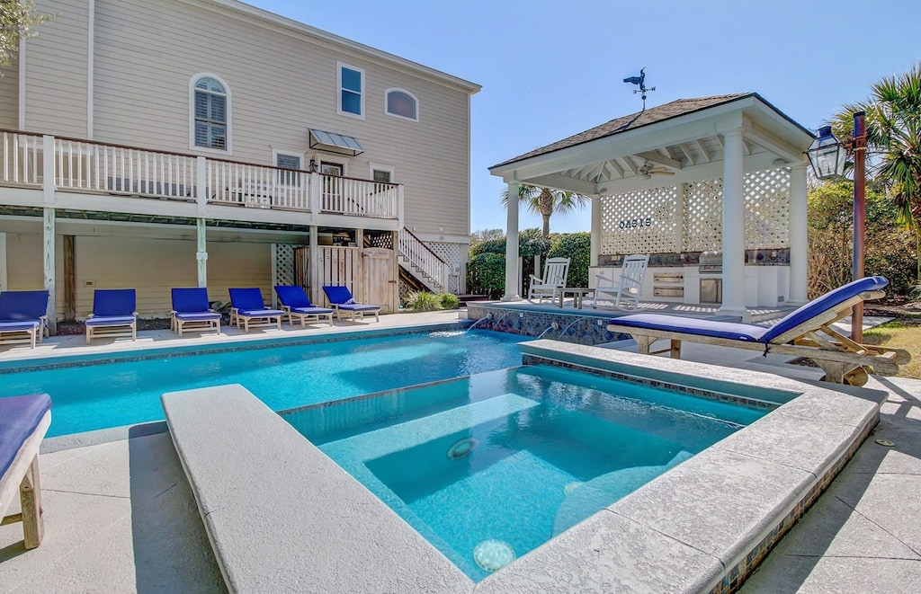 Private hot tub, pool and outdoor kitchen!