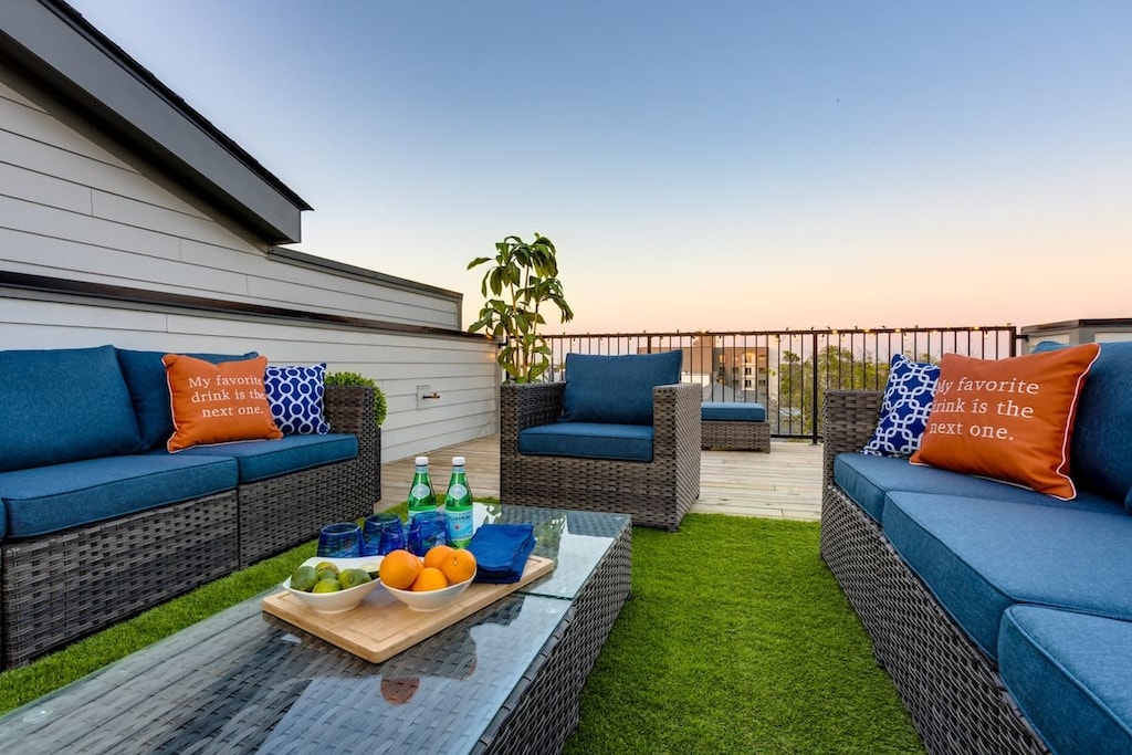 Rooftop Deck with views of Nashville!
