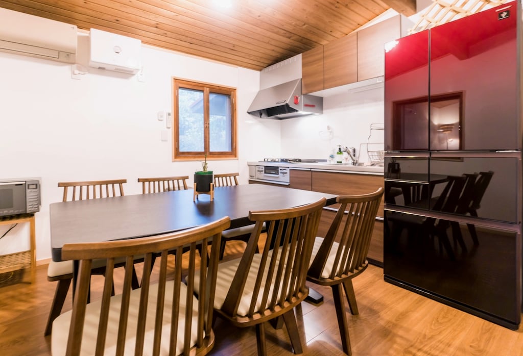 dining space, kitchen