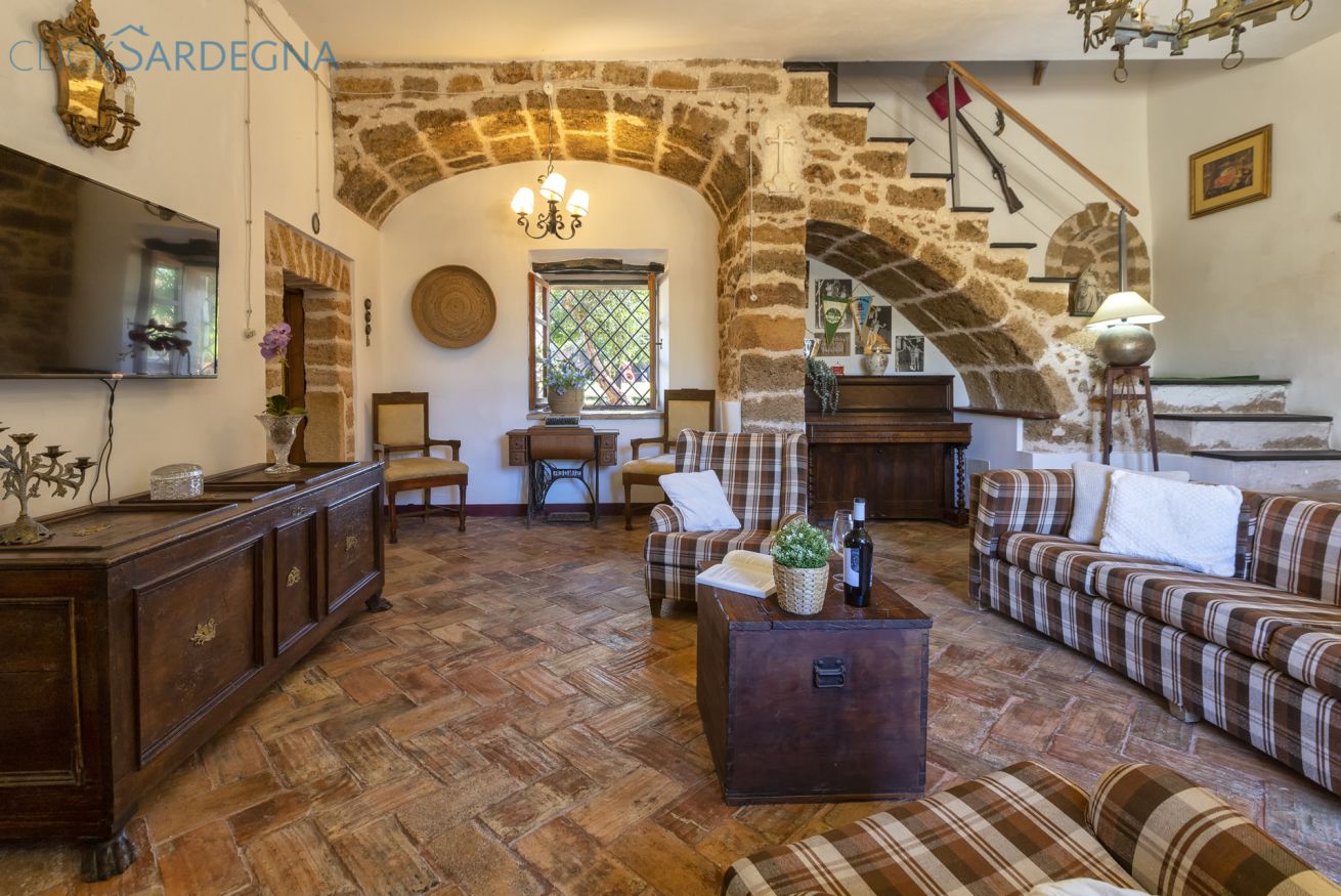 Property Image 2 - Villa Turchese Alghero, prestigious old detached house with swimming pool 