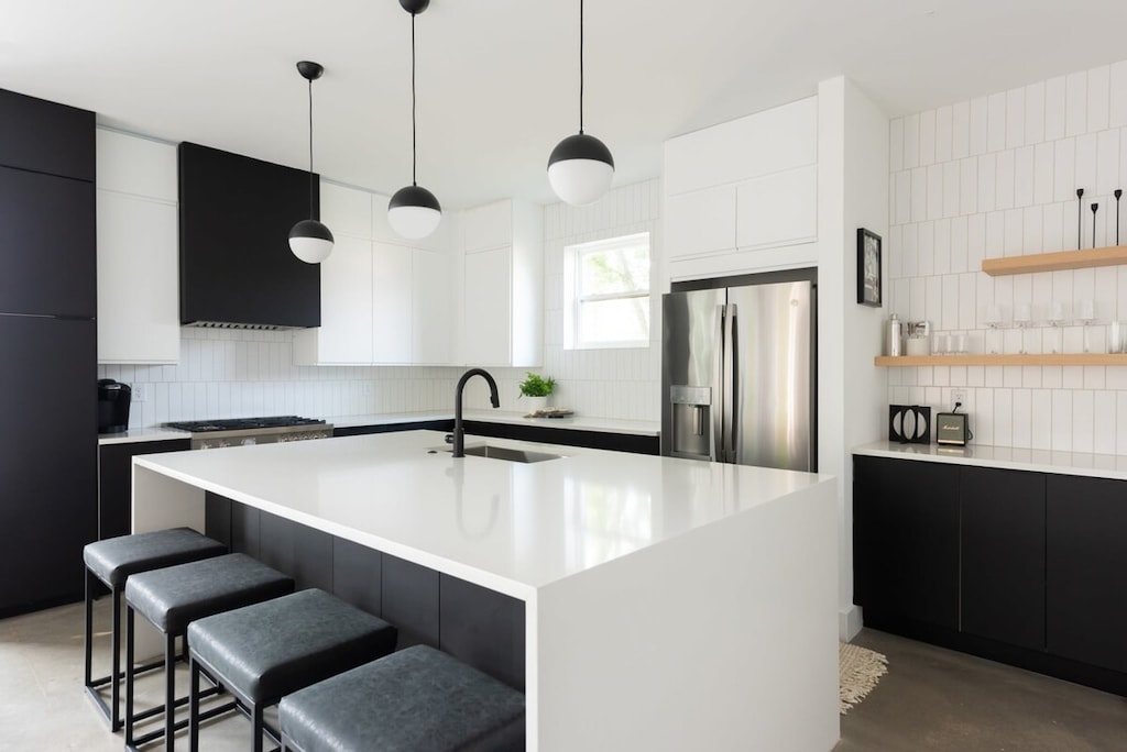 Imagine sipping coffee at the chic island of this Nashville kitchen, surrounded by luxe decor and cozy seating for all. Perfect for bachelorette weekends or family fun! Book now with Misfit Homes!