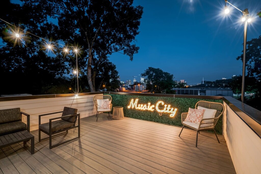 Unwind on your private rooftop terrace in the heart of Nashville! Perfect for bachelorette or family gatherings, bask under string lights with the Music City skyline as your backdrop. Book now with Misfit Homes!