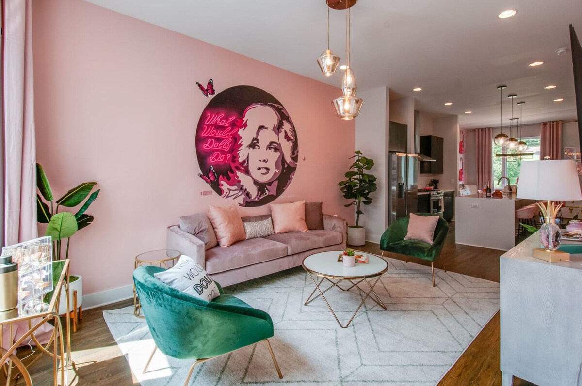 Immerse yourself in the heart of Music City with this Nashville luxury vacation rental, perfect for your bachelorette getaway or family vacation. Relax in the plush green velvet chairs after exploring the town or gather your friends for a pre-night-out toast on the chic pink sofa, all under the inspirational gaze of Dolly herself. Don't just imagine your Nashville story, live it with Misfit Homes! Book your unforgettable vacation experience now. 🎸🌟