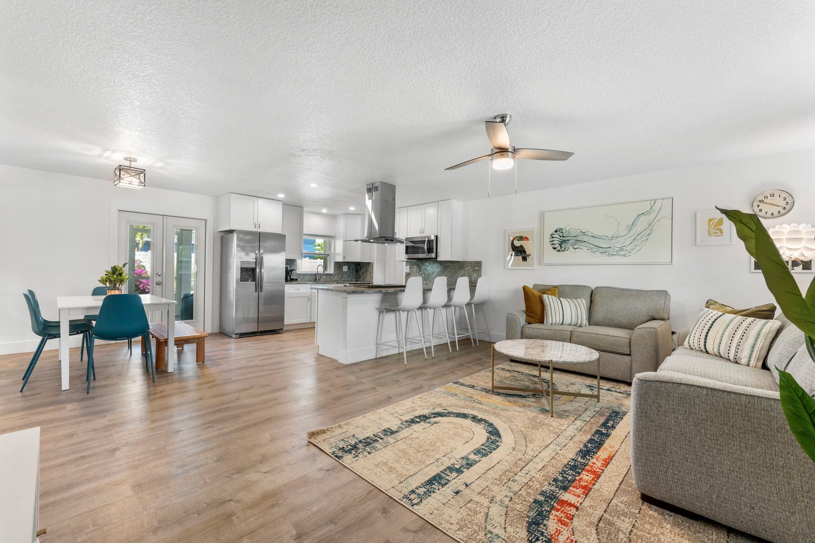 Big open living room with plenty of seating