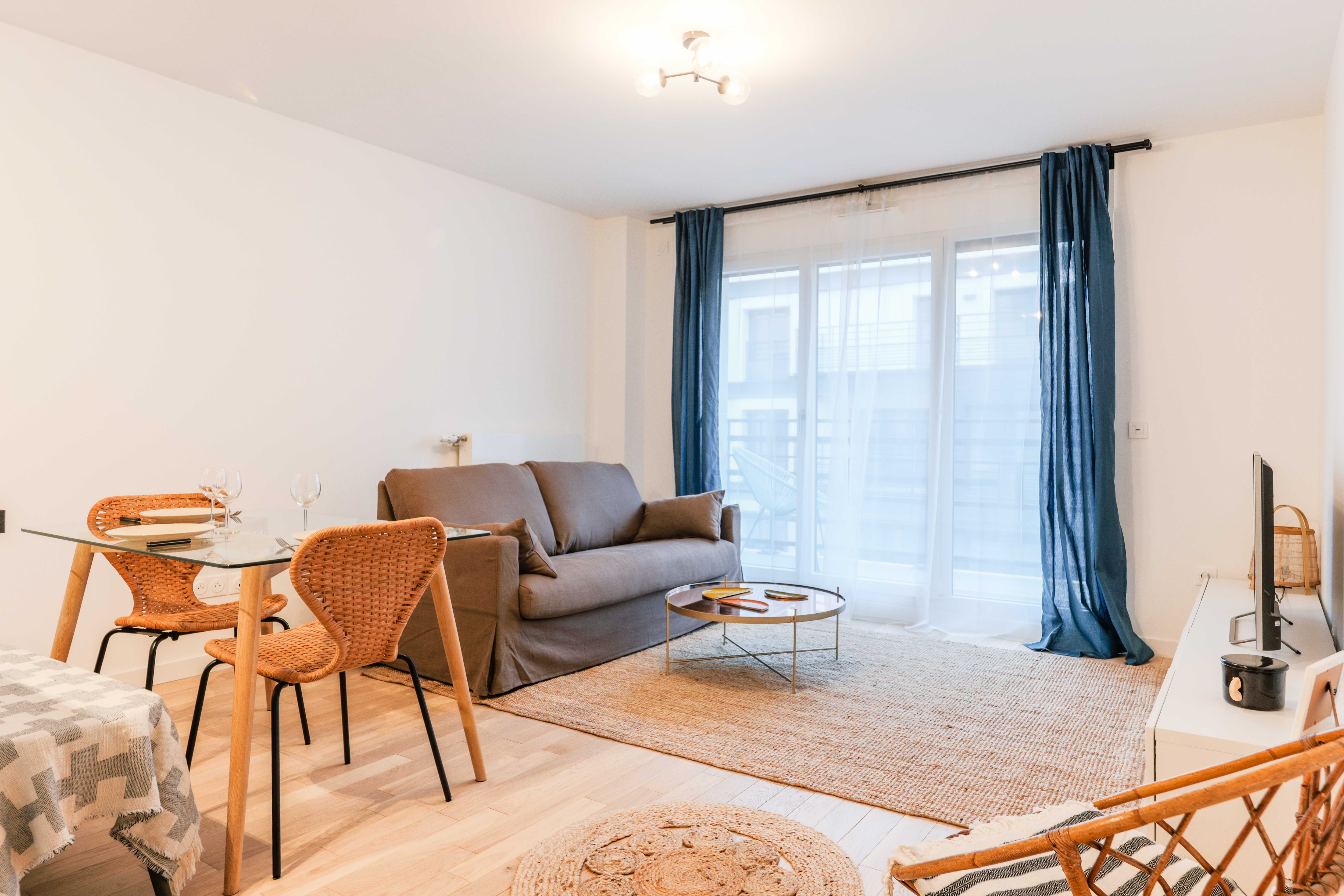 Property Image 1 - Bright & Airy 2BR Apartment Near République